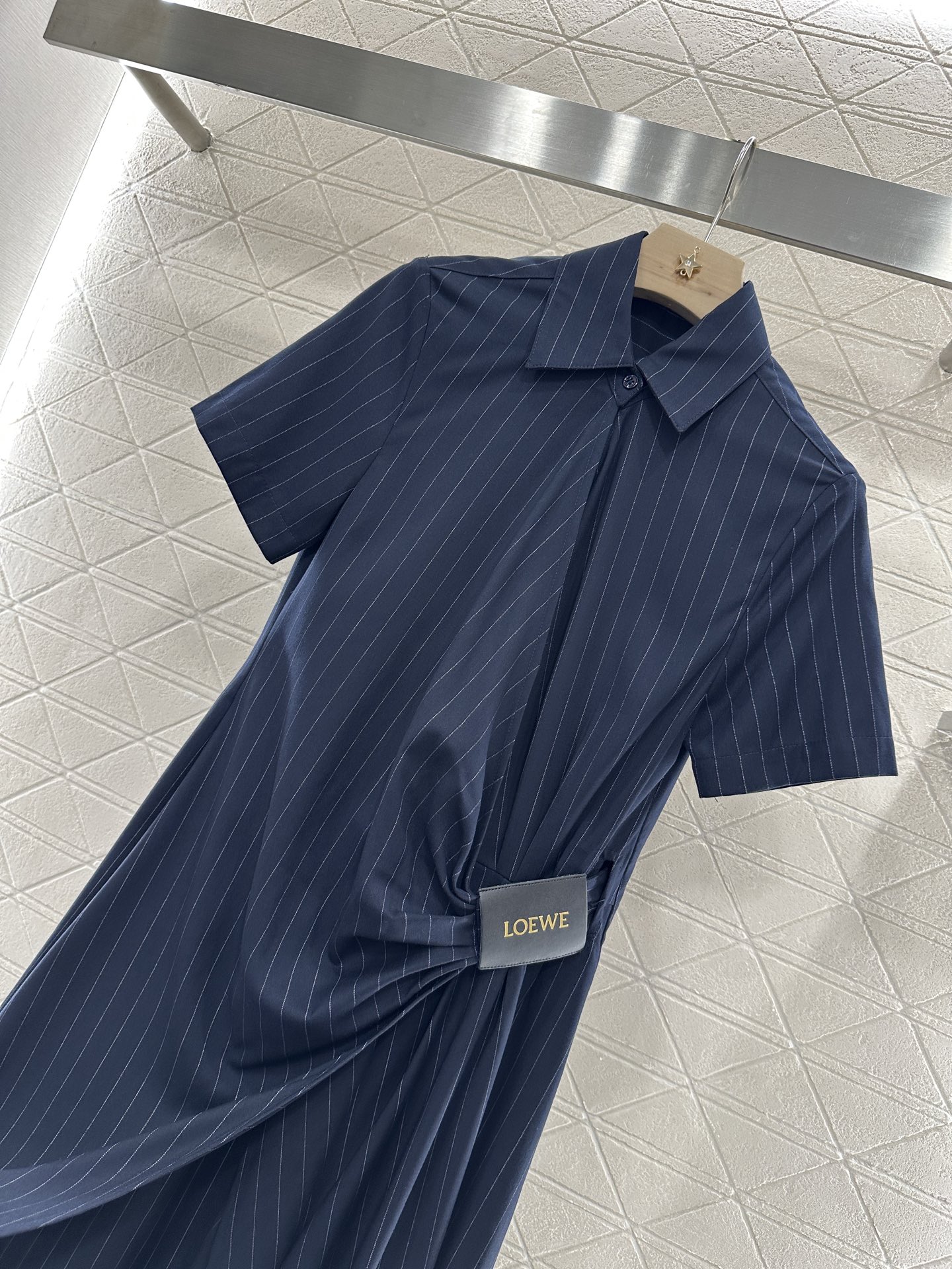 ♥Loew*♥2025新品上架
    皮标条纹褶皱连衣裙
定制YB进口西服材质 质感光泽 垂顺有型 短