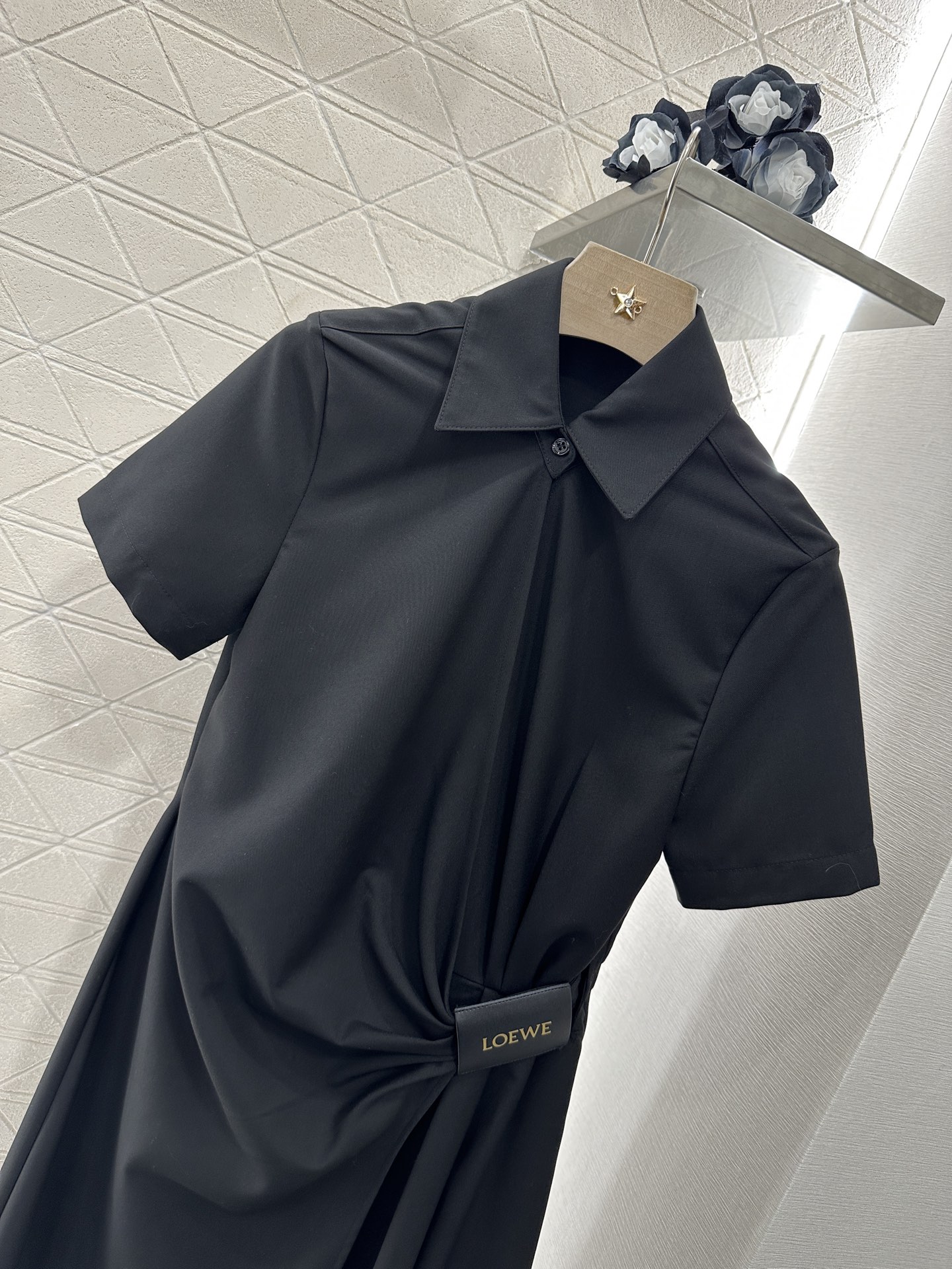 ♥Loew*♥2025新品上架
    皮标褶皱连衣裙
定制YB进口西服材质 质感光泽 垂顺有型 短袖连