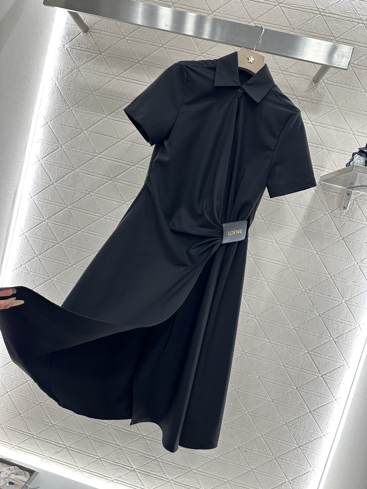 ♥Loew*♥2025新品上架
    皮标褶皱连衣裙
定制YB进口西服材质 质感光泽 垂顺有型 短袖连