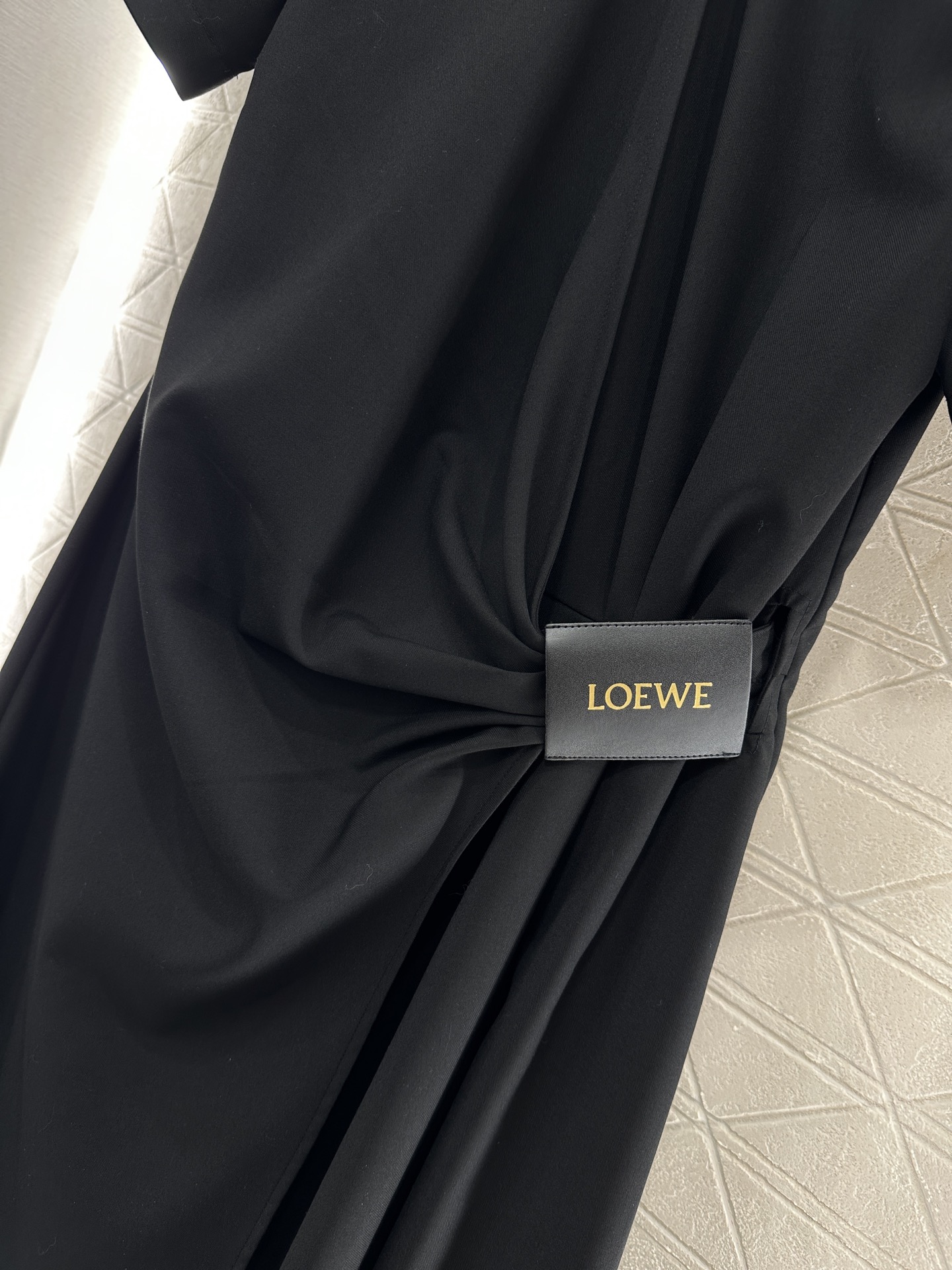♥Loew*♥2025新品上架
    皮标褶皱连衣裙
定制YB进口西服材质 质感光泽 垂顺有型 短袖连