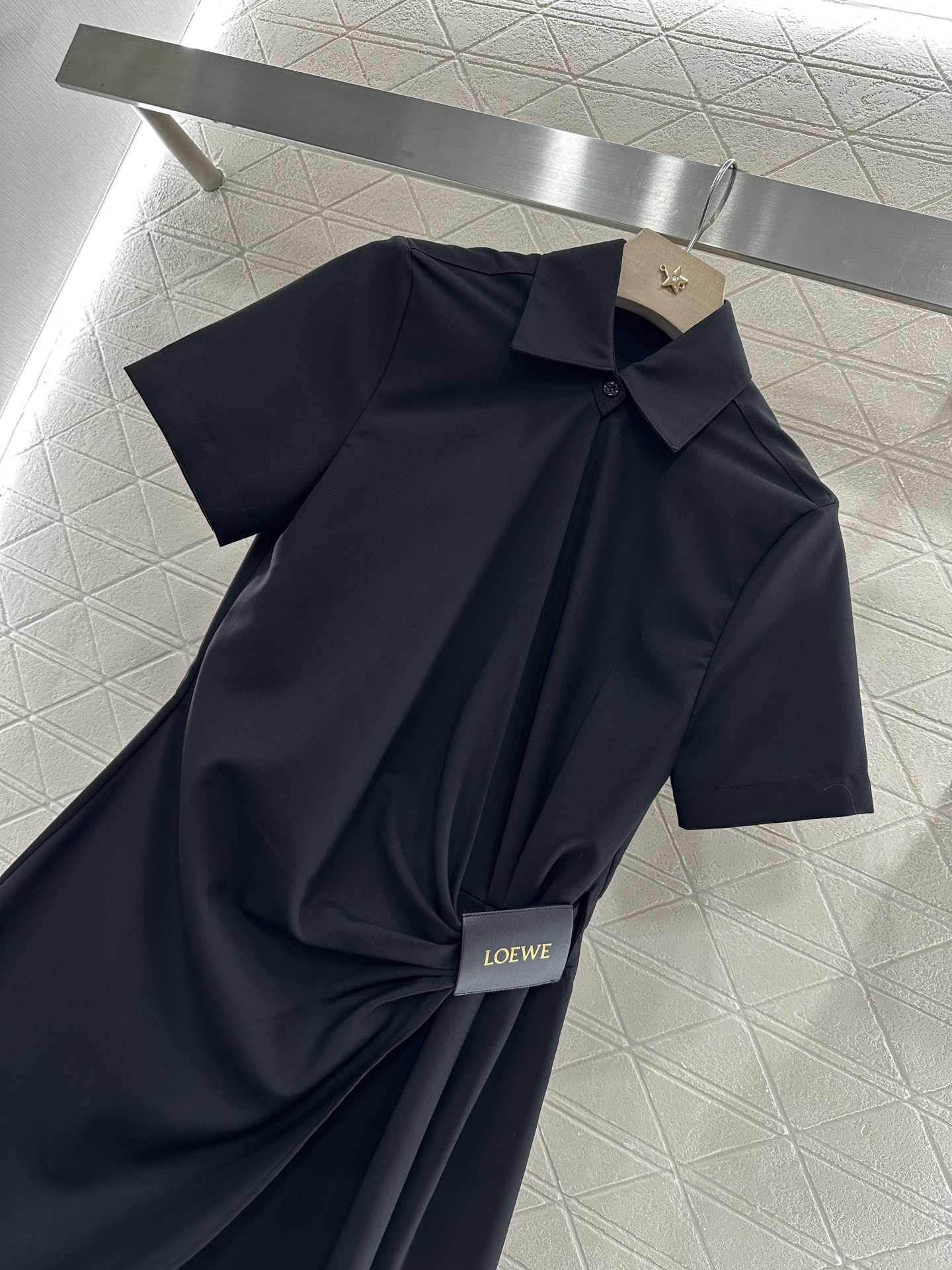 ♥Loew*♥2025新品上架
    皮标褶皱连衣裙
定制YB进口西服材质 质感光泽 垂顺有型 短袖连