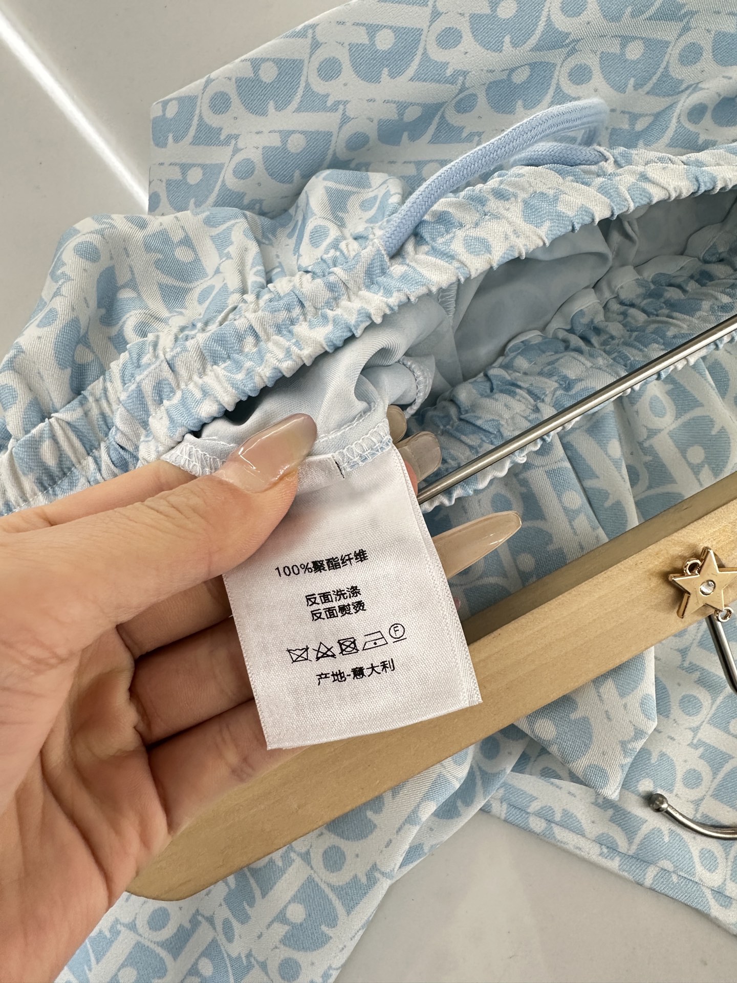 ♥Dio*♥2025新品上架
    印花抽绳织带长裤
定制YB进口斜纹稠材质 质感垂顺舒适 抽绳阔腿长
