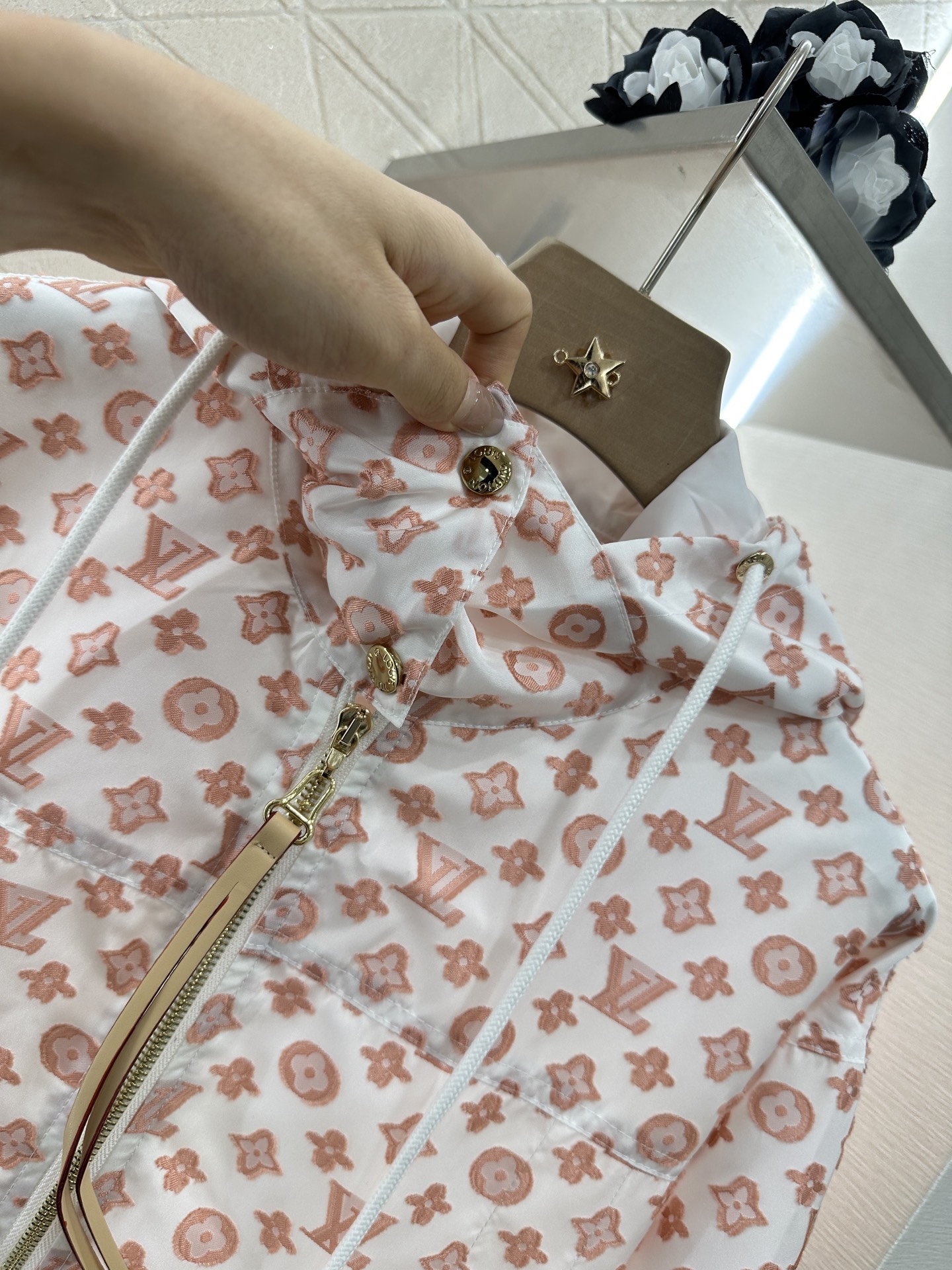 ♥Louis Vuitto*♥2025新品上架
    连帽防晒外套短裤套装
定制YB进口防晒材质 舒适