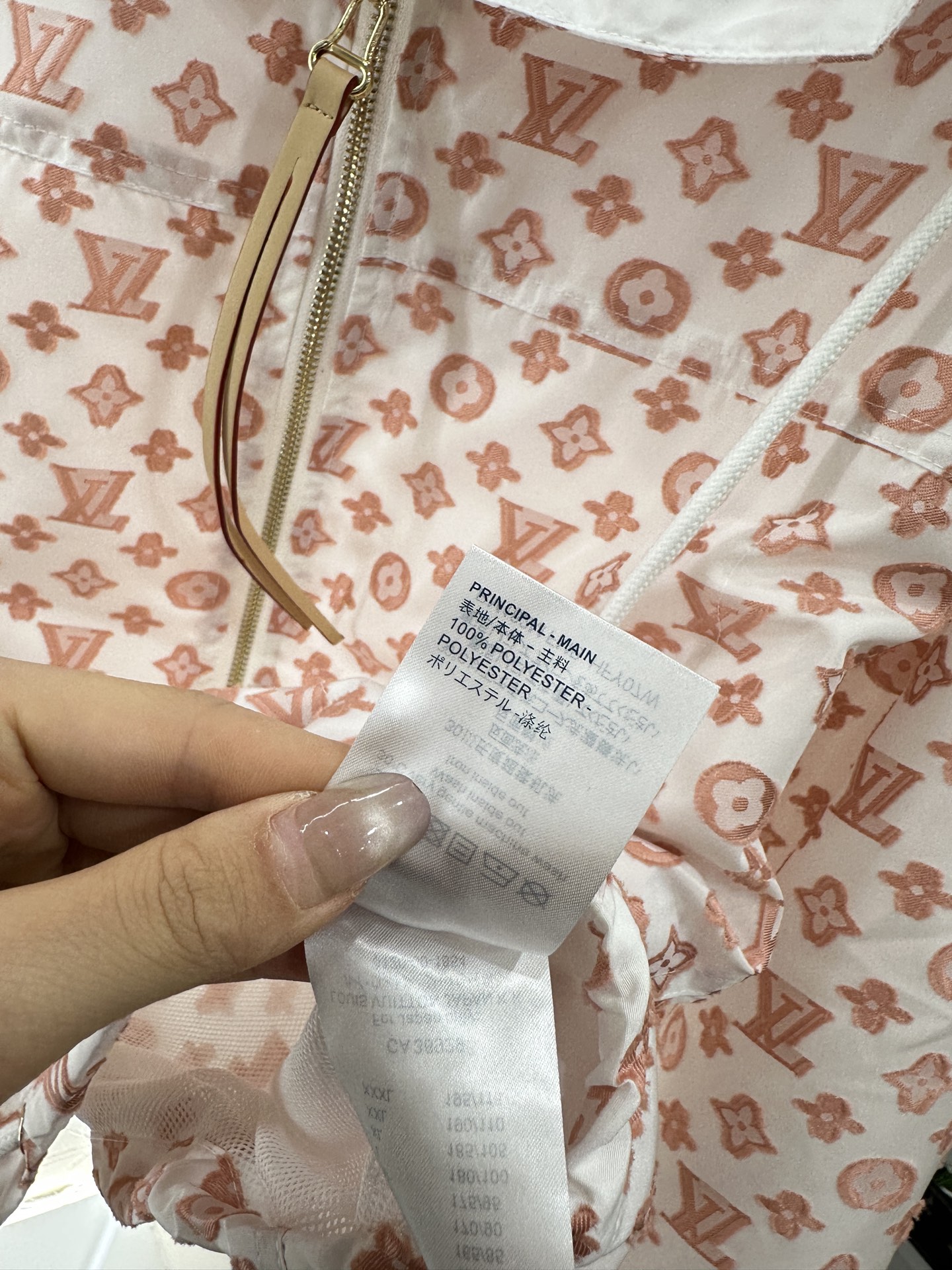 ♥Louis Vuitto*♥2025新品上架
    连帽防晒外套短裤套装
定制YB进口防晒材质 舒适