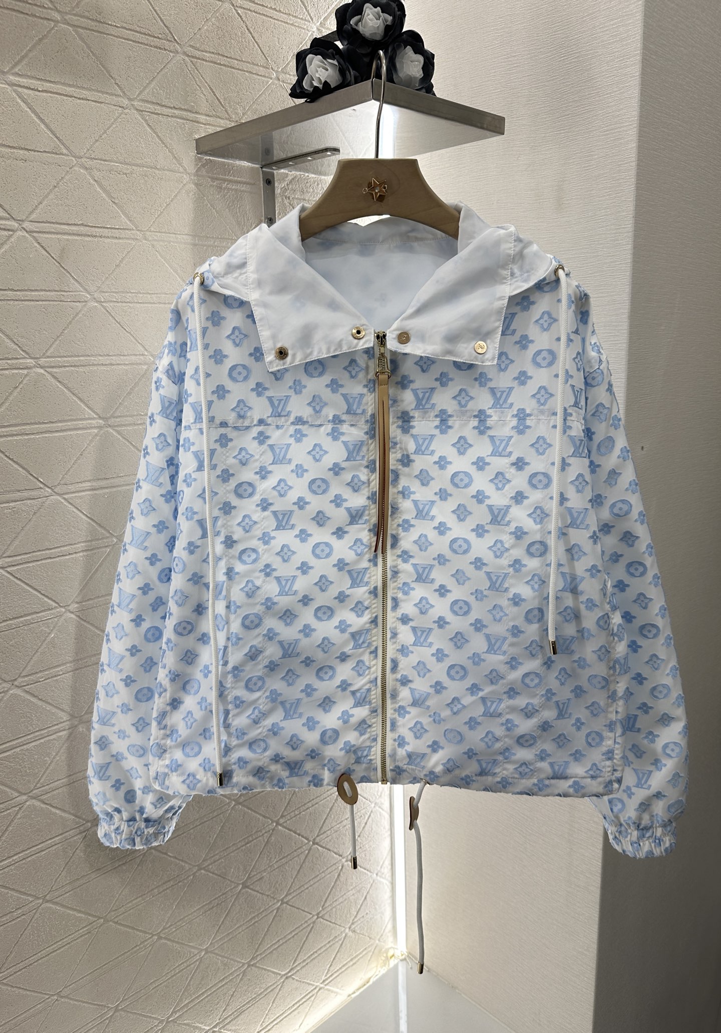 ♥Louis Vuitto*♥2025新品上架
    连帽防晒外套短裤套装
定制YB进口防晒材质 舒适