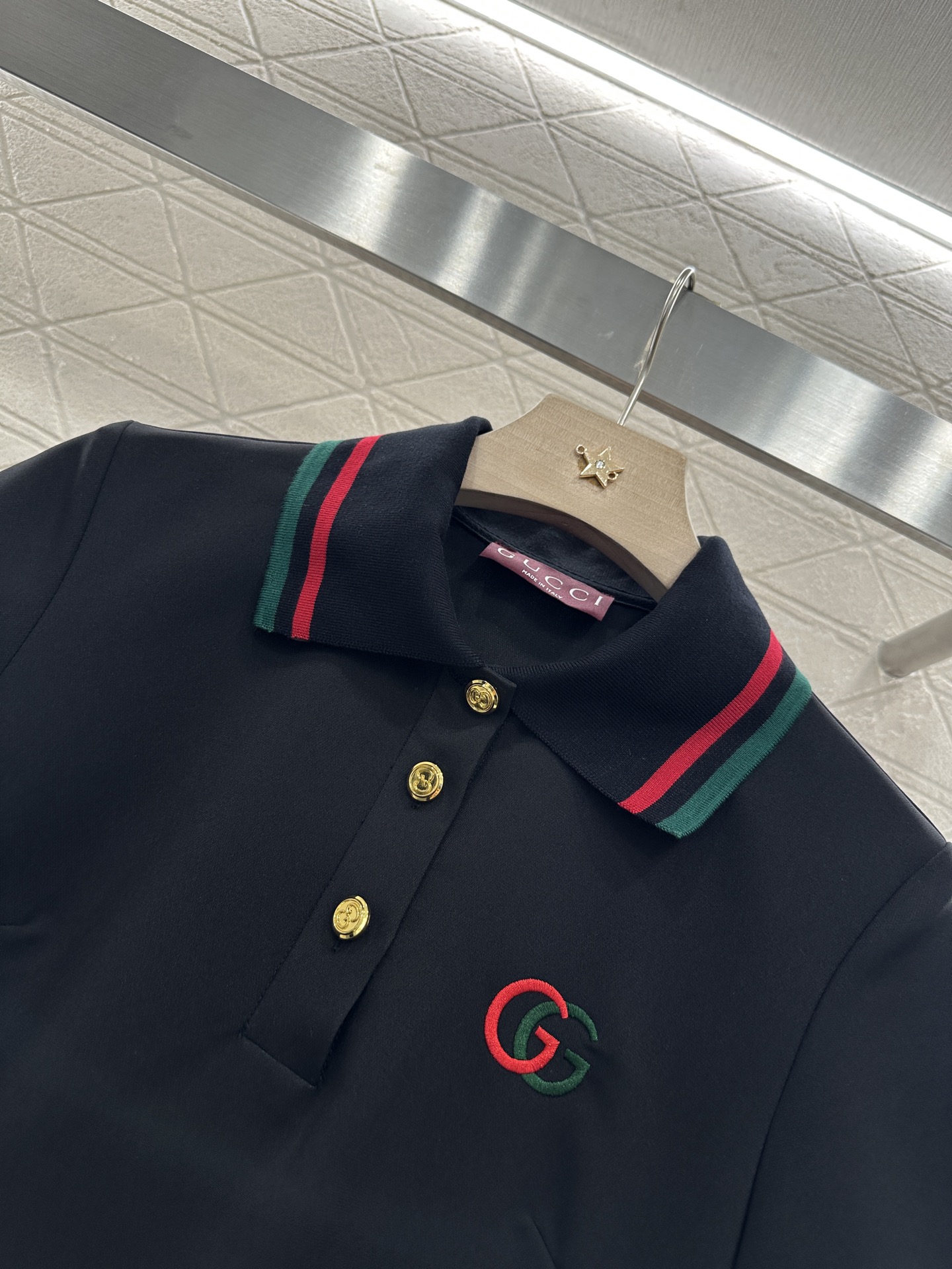 ♥Gucc*♥2025新品上架
     翻领百褶连衣裙
定制YB朱地全棉材质 自带孔洞 透气舒适 翻领