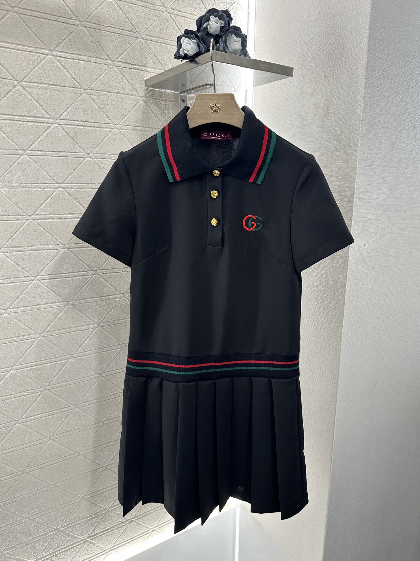 ♥Gucc*♥2025新品上架
     翻领百褶连衣裙
定制YB朱地全棉材质 自带孔洞 透气舒适 翻领
