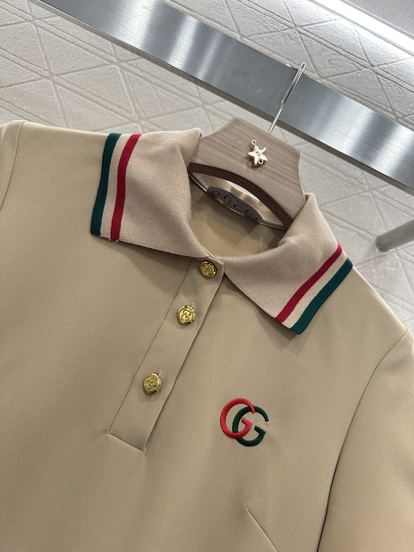 ♥Gucc*♥2025新品上架
     翻领百褶连衣裙
定制YB朱地全棉材质 自带孔洞 透气舒适 翻领