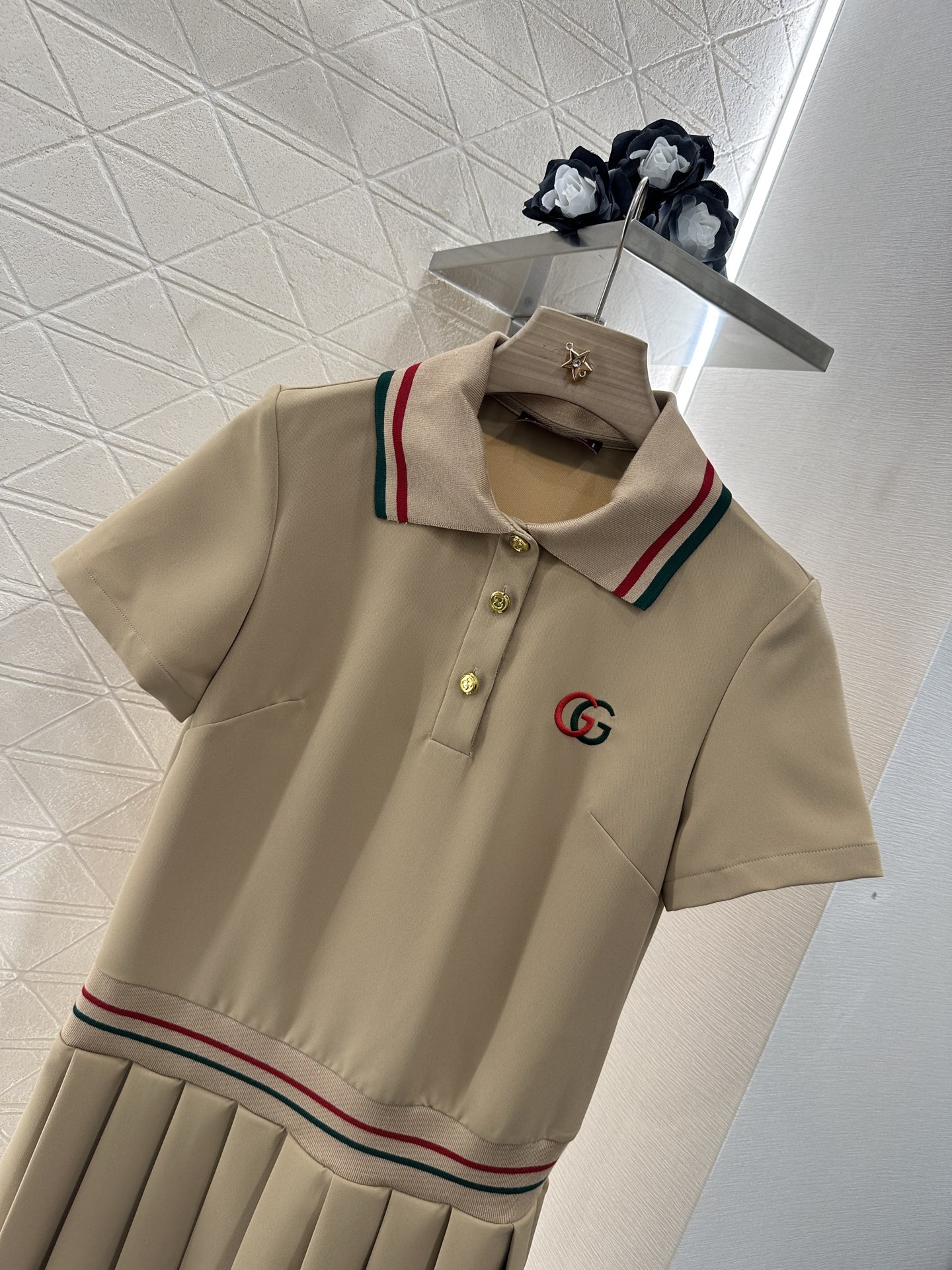 ♥Gucc*♥2025新品上架
     翻领百褶连衣裙
定制YB朱地全棉材质 自带孔洞 透气舒适 翻领