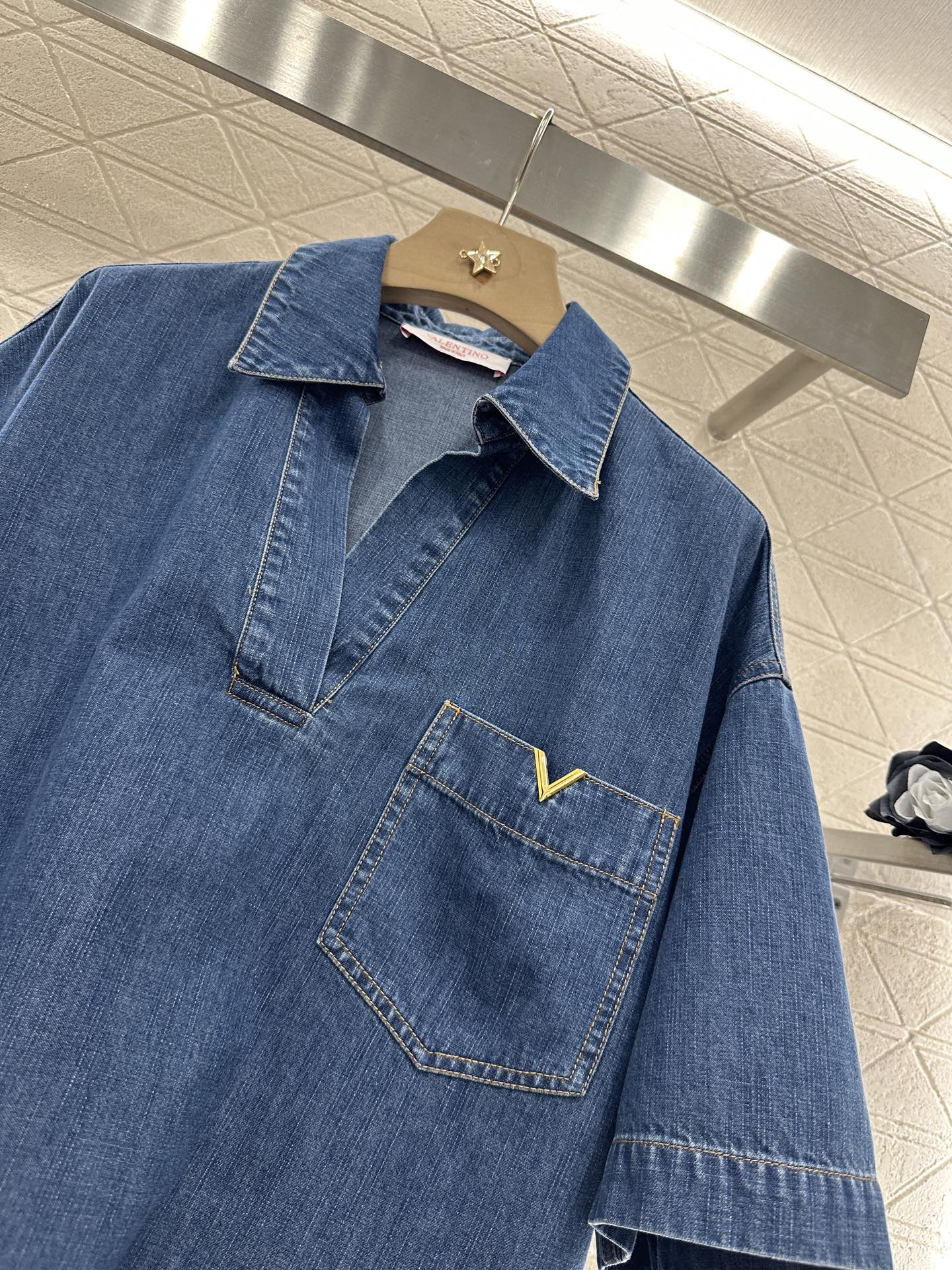 ♥Valenti*♥2025新品上架
  牛仔廓形上衣短裤套装
定制YB斜纹棉牛仔材质 质感高级 品相十