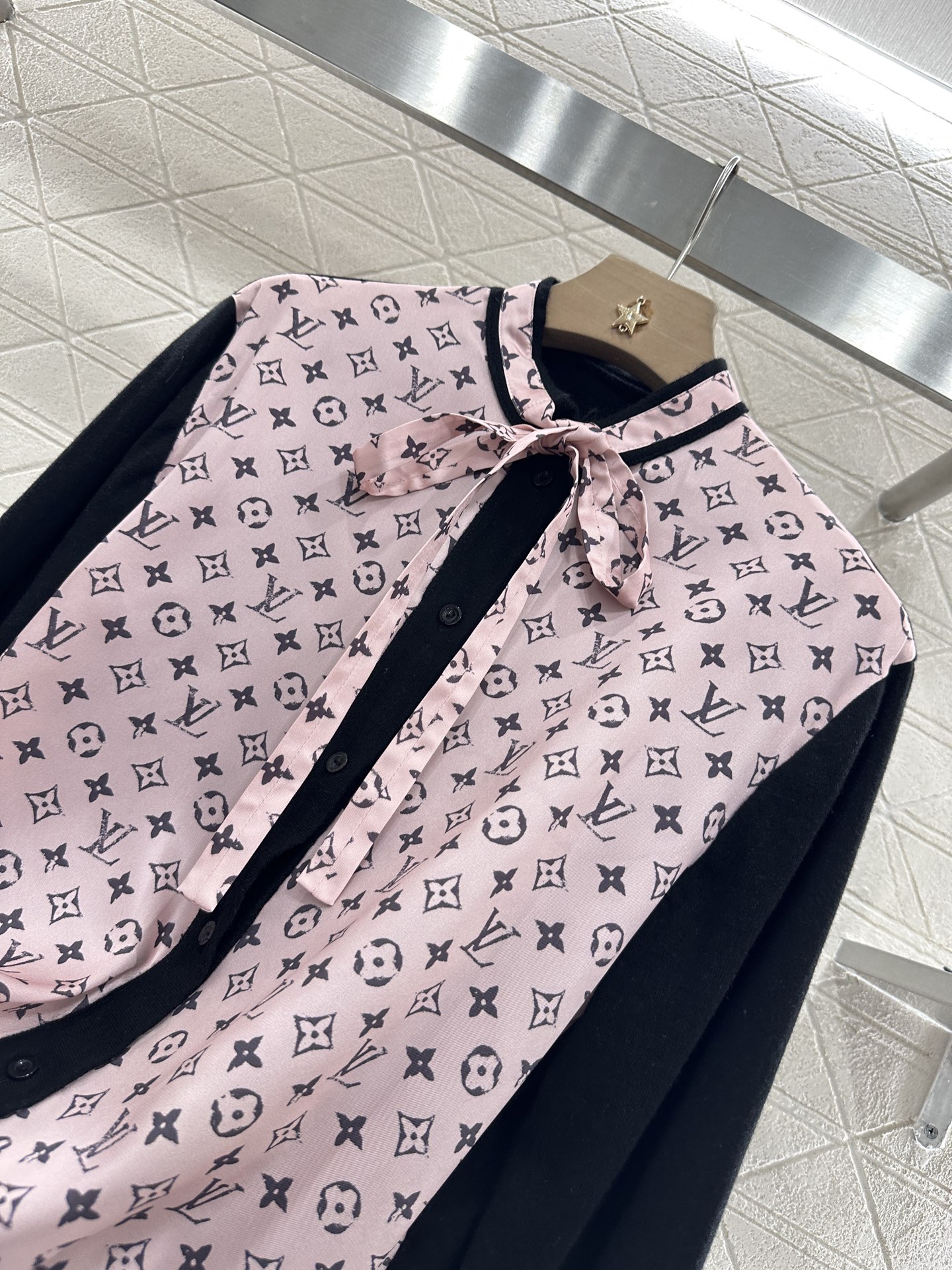 ♥Louis Vuitto*♥2025新品上架
     拼接飘带衬衣
定制YB进口斜纹稠拼接针织材质 