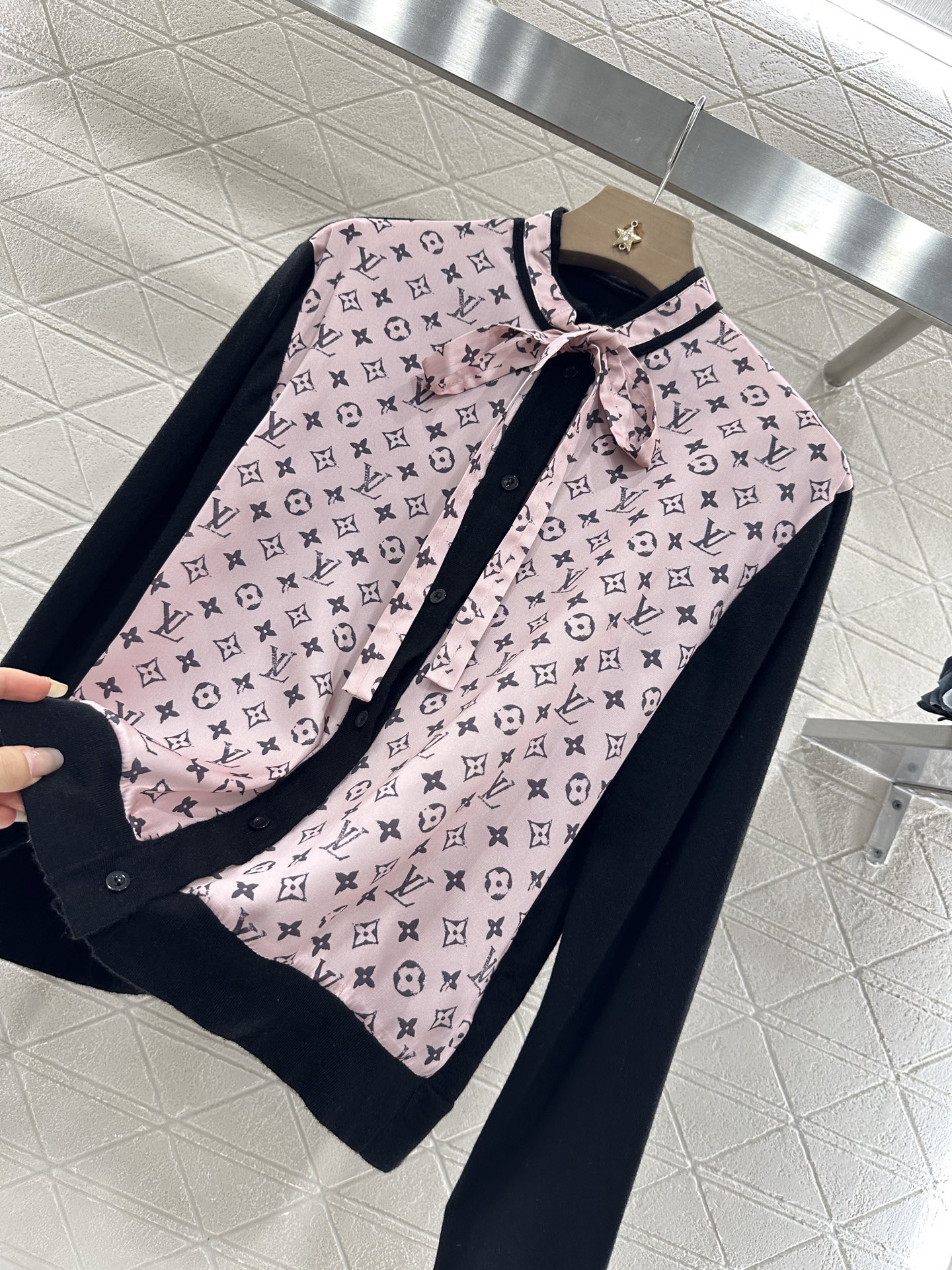 ♥Louis Vuitto*♥2025新品上架
     拼接飘带衬衣
定制YB进口斜纹稠拼接针织材质 