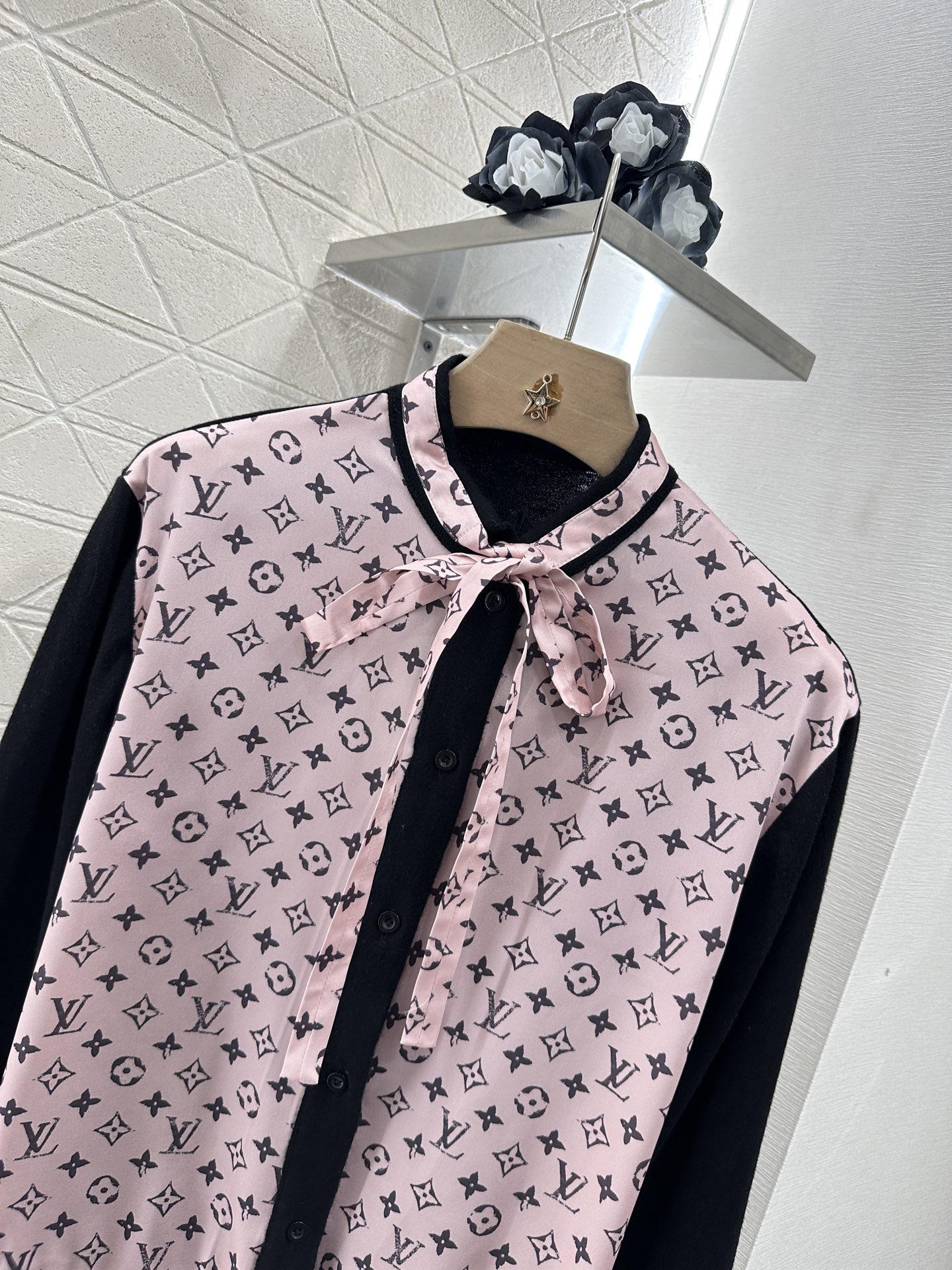 ♥Louis Vuitto*♥2025新品上架
     拼接飘带衬衣
定制YB进口斜纹稠拼接针织材质 