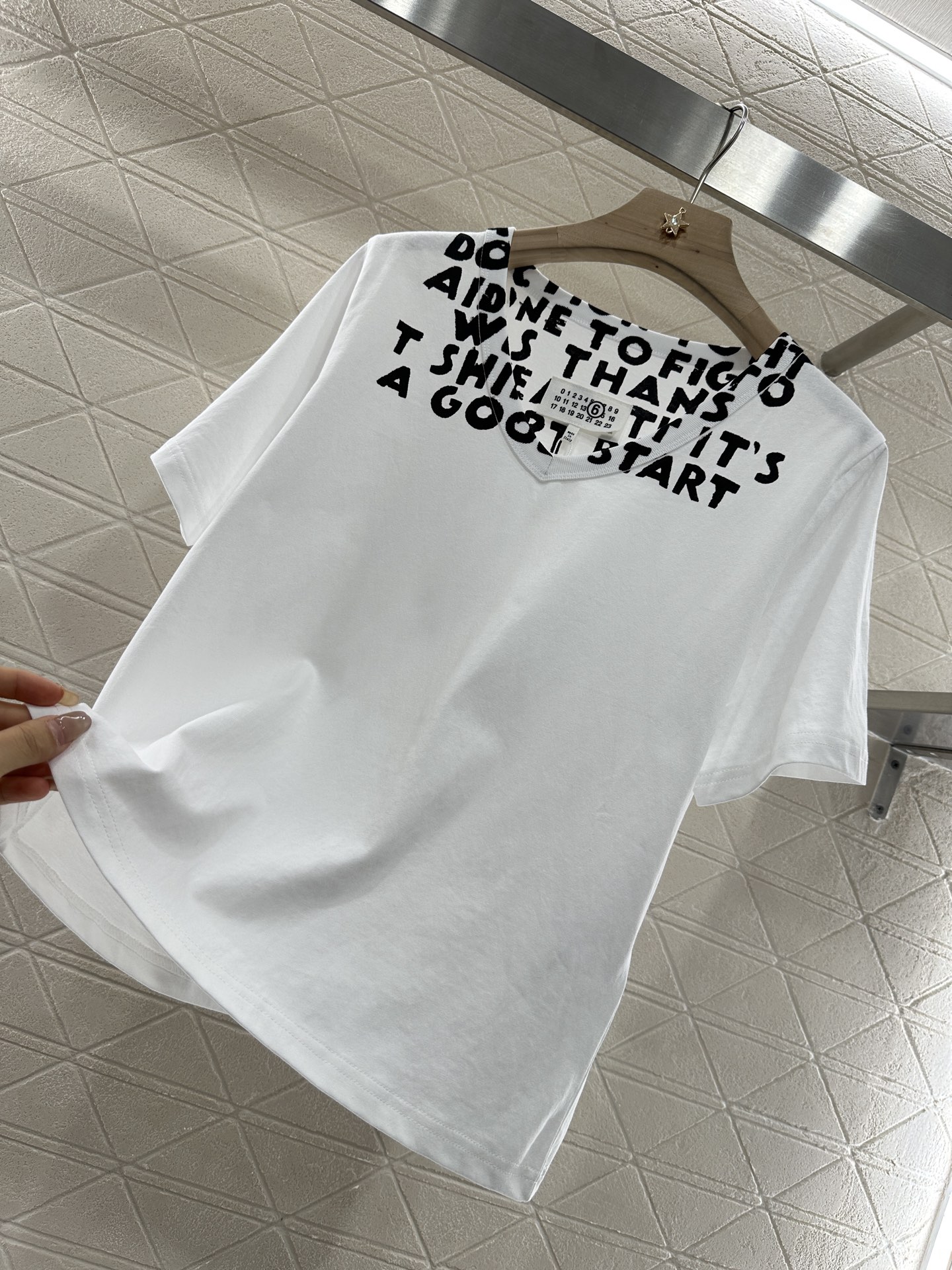 ♥MM6*♥2025新品上架
     字母印花𝑇𝑒𝑒
定制YB原生全棉材质 透气舒适 质感十足 常规短