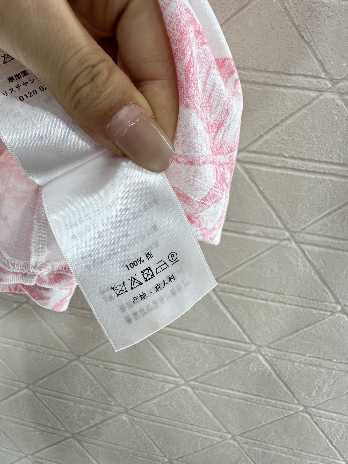 ♥Dio*♥2025新品上架
    活性印花森系𝑇𝑒𝑒
定制YB丝光全棉材质 透气舒适 质感十足 常规