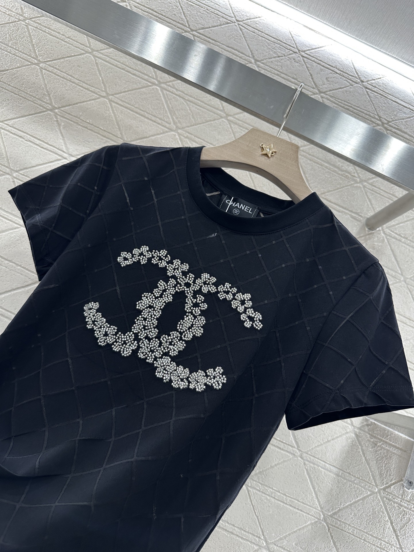 ♥Chane*♥2025新品上架
    重工钉珠菱格𝑇𝑒𝑒
定制YB斜纹全棉材质 柔软亲肤 舒适有型 