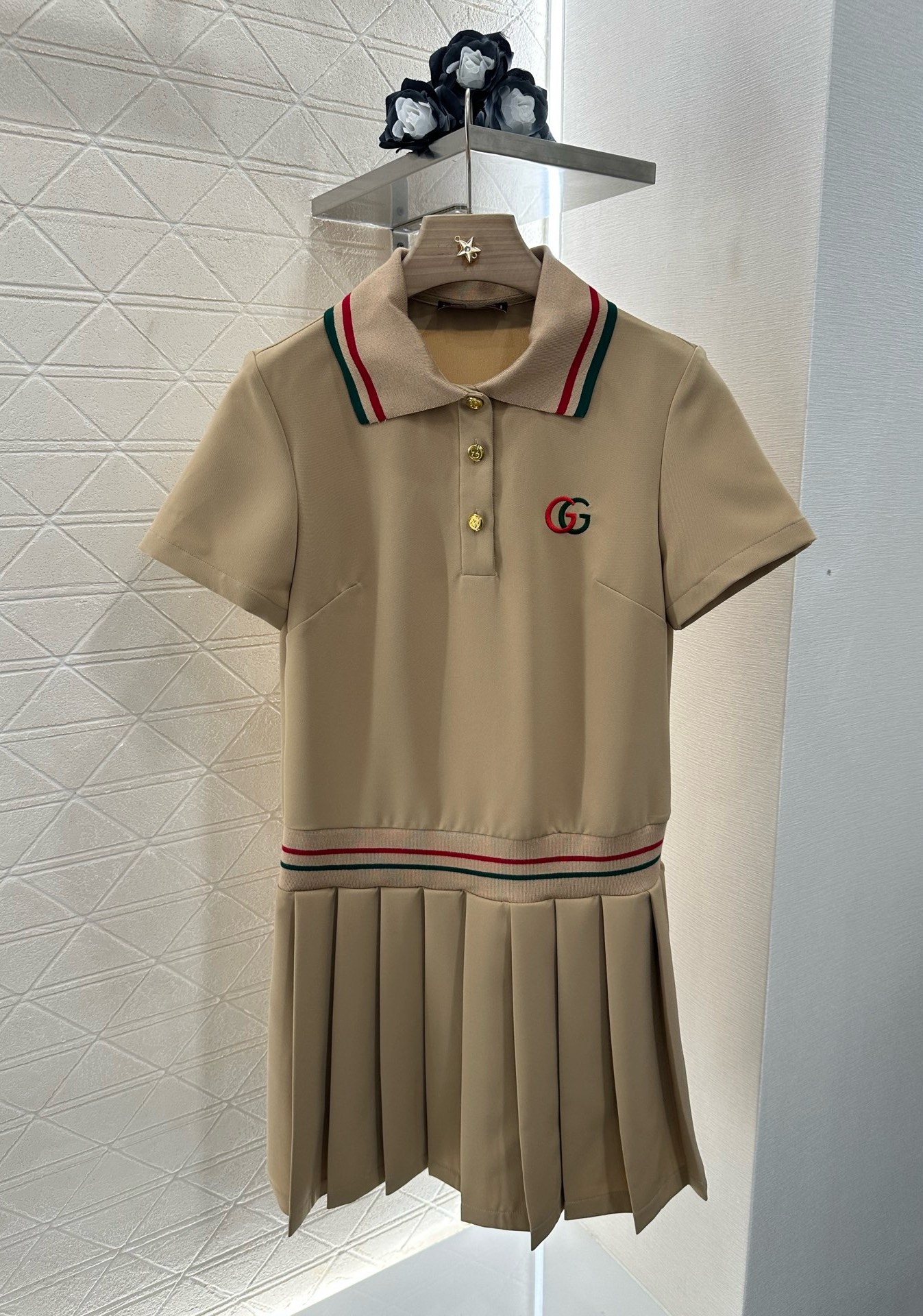 ♥Gucc*♥2025新品上架
     翻领百褶连衣裙
定制YB朱地全棉材质 自带孔洞 透气舒适 翻领