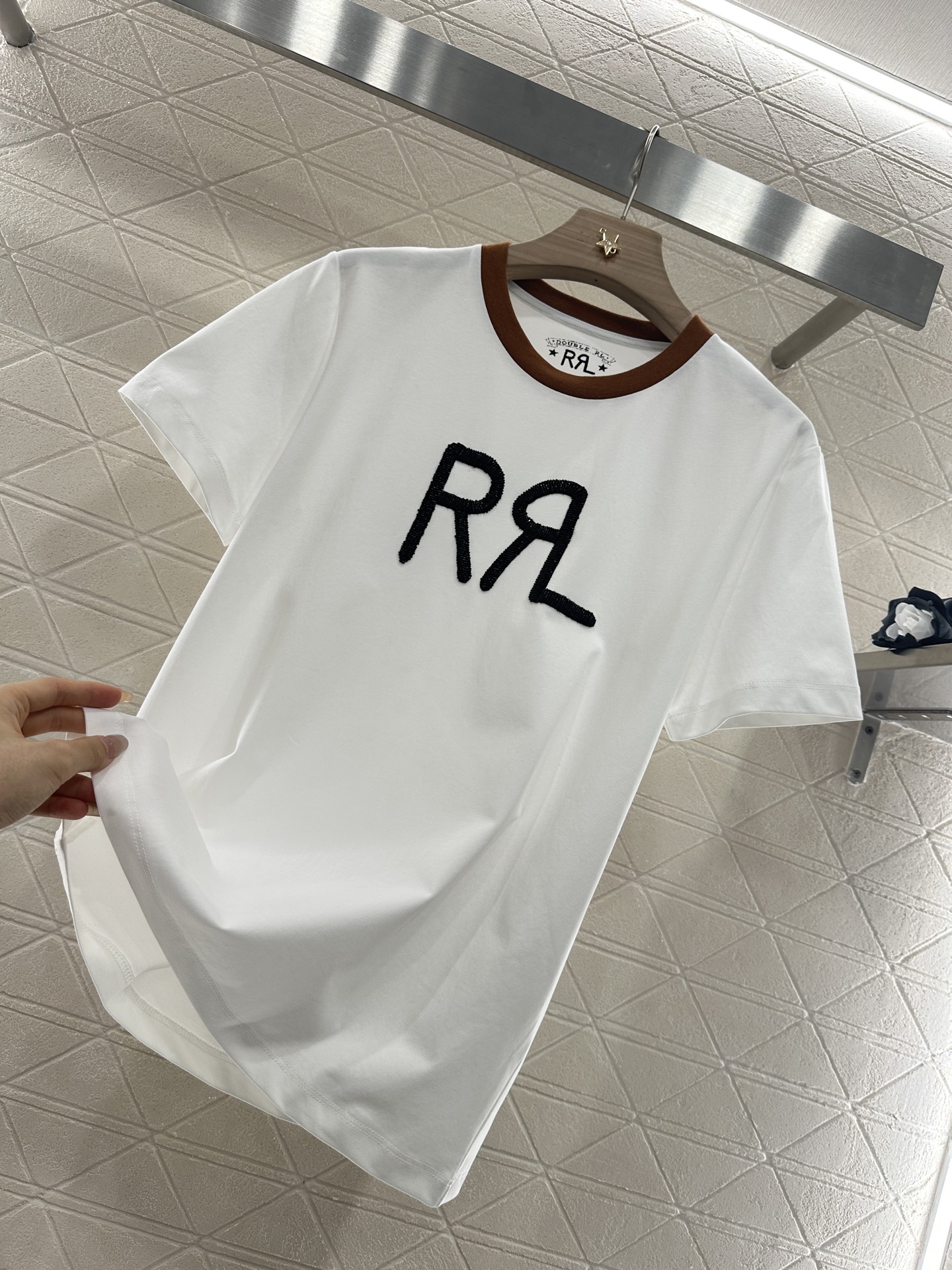 ♥潮牌*♥2025新品上架
    重工订珠字母𝑇𝑒𝑒
定制YB丝光全棉材质 柔软亲肤 舒适有型 圆领短