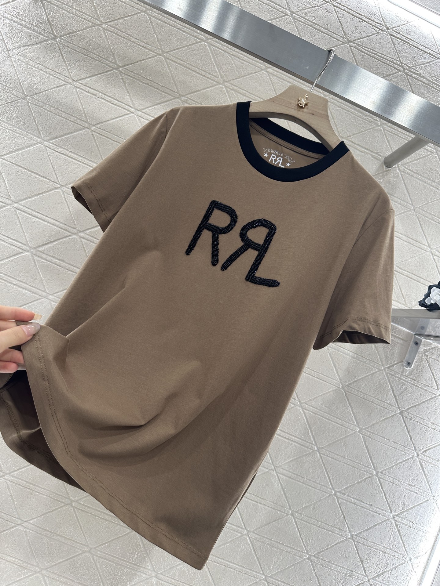 ♥潮牌*♥2025新品上架
    重工订珠字母𝑇𝑒𝑒
定制YB丝光全棉材质 柔软亲肤 舒适有型 圆领短
