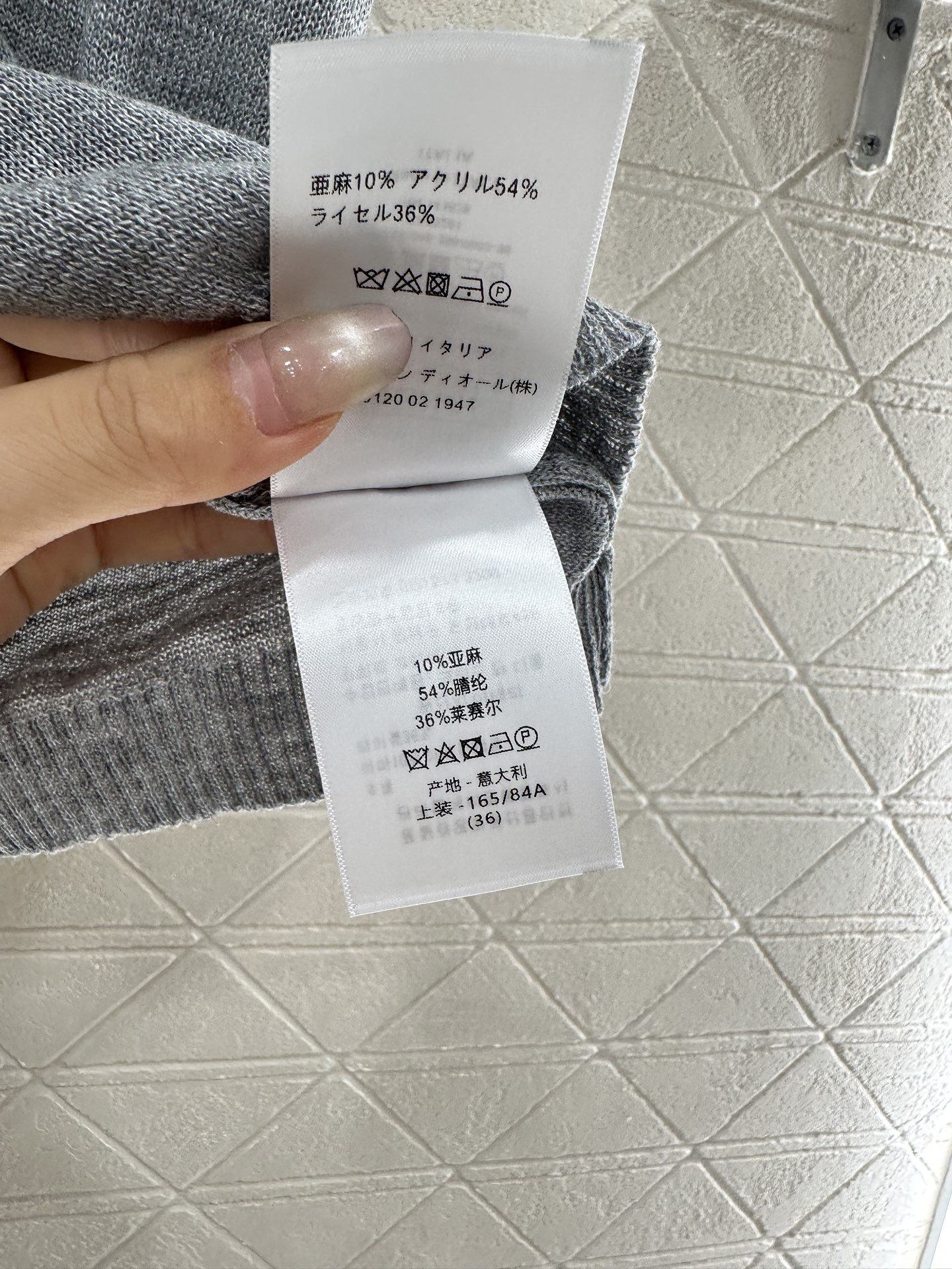 ♥Dio*♥2025新品上架
    翻领轻薄针织背心
定制YB棉麻纱线织造 质感舒适 弹力十足 翻领半