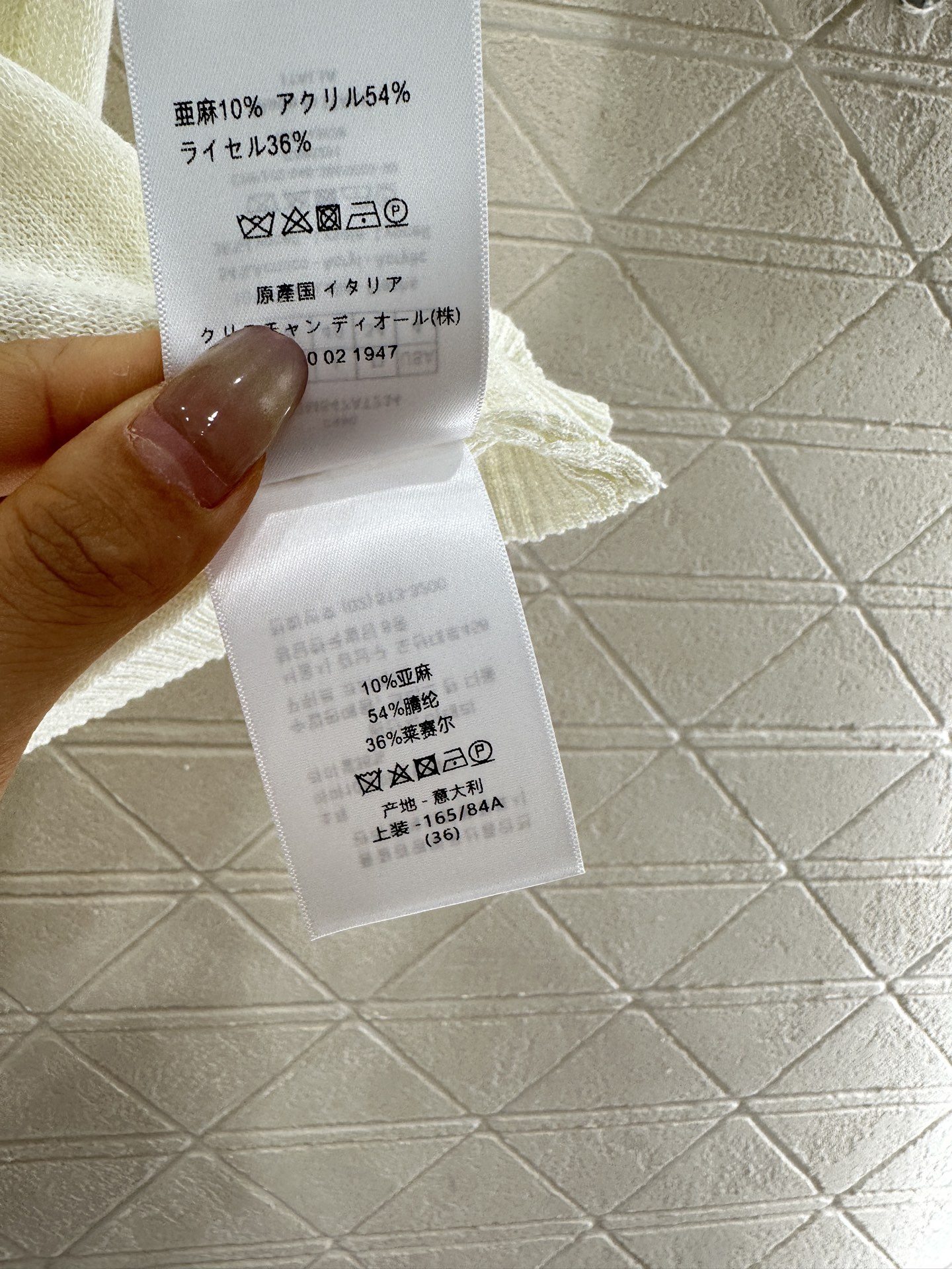 ♥Dio*♥2025新品上架
    翻领轻薄针织背心
定制YB棉麻纱线织造 质感舒适 弹力十足 翻领半
