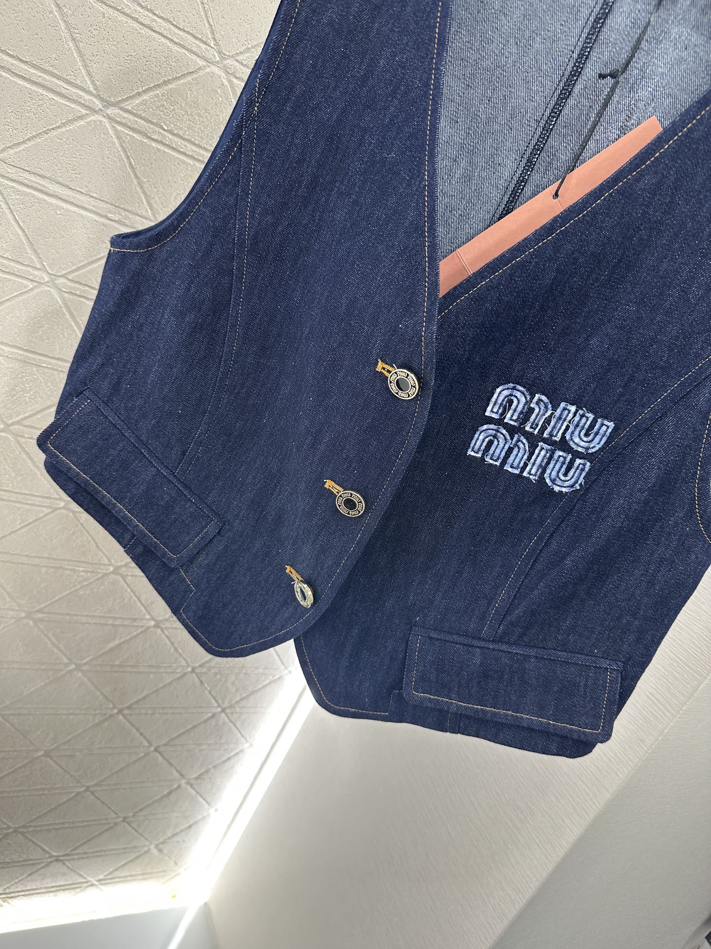 ♥Miumi*♥2025新品上架
   牛仔马甲拼接长裤套装
定制YB斜纹棉牛仔材质 质感柔软亲肤 品相