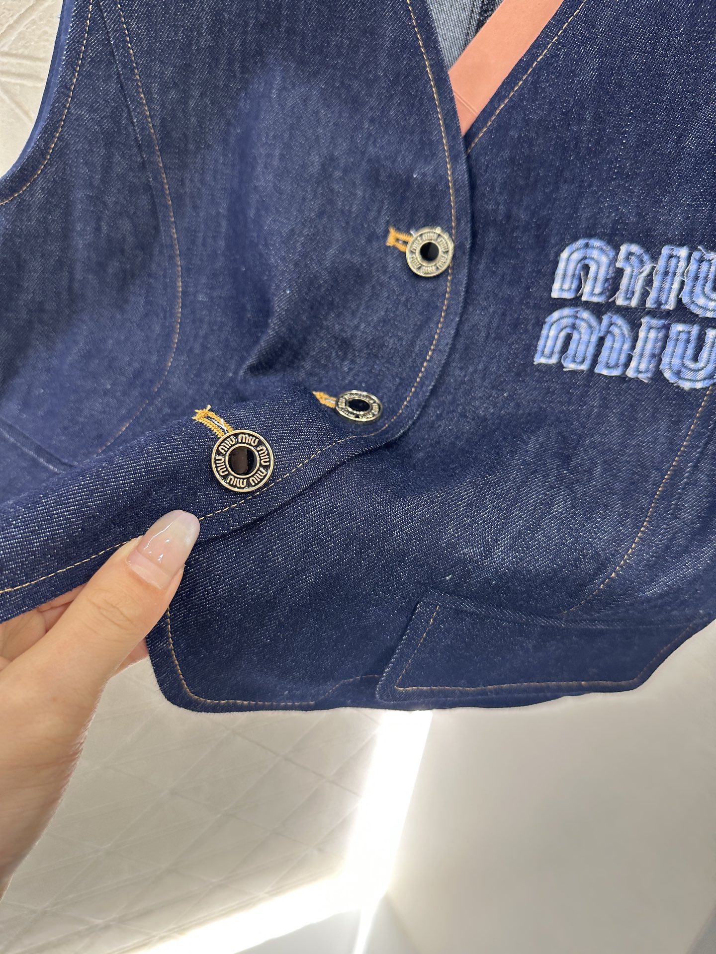 ♥Miumi*♥2025新品上架
   牛仔马甲拼接长裤套装
定制YB斜纹棉牛仔材质 质感柔软亲肤 品相