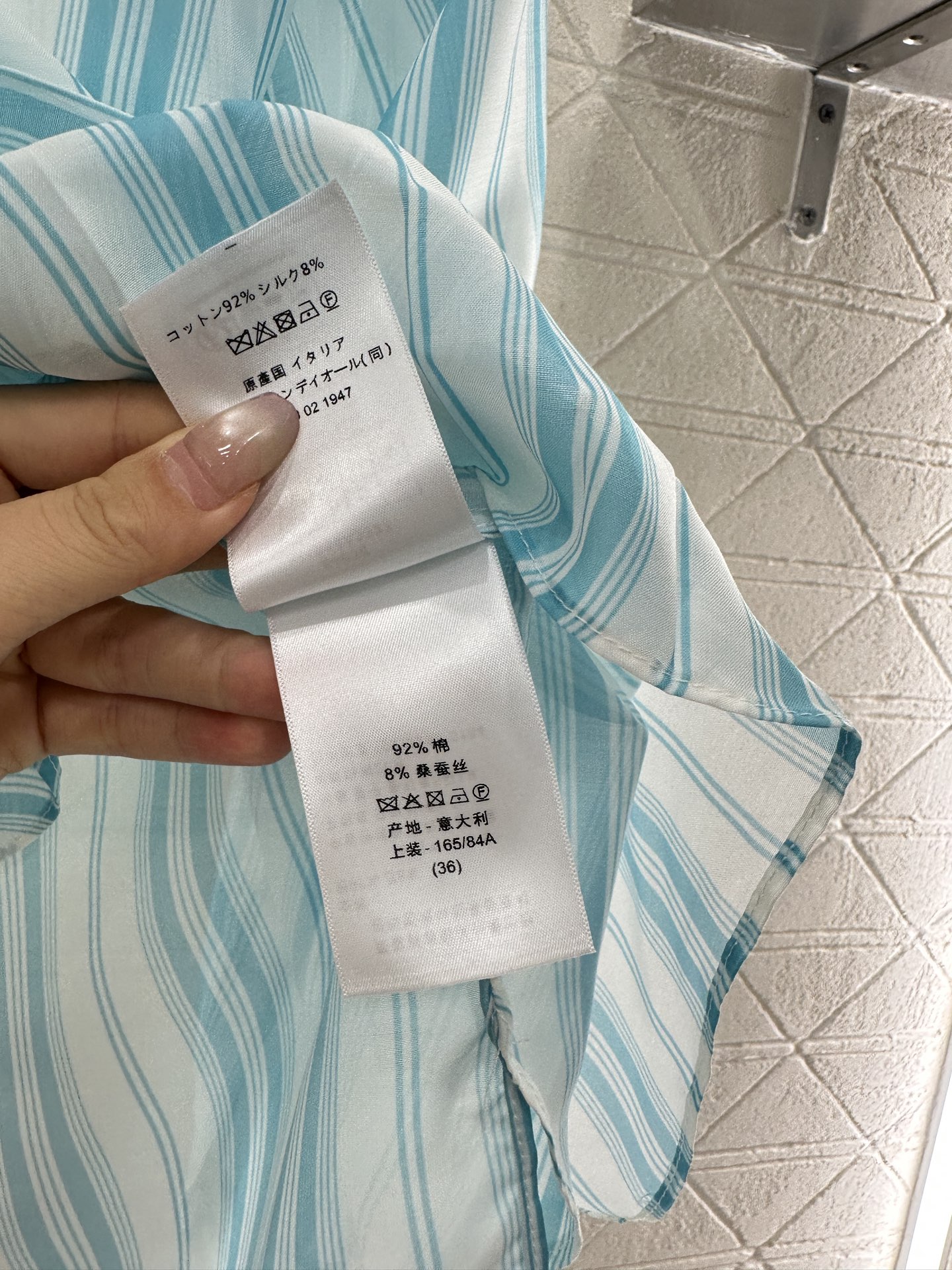 ♥Dio*♥2025新品上架
   立领条纹刺绣衬衫
定制YB进口丝棉材质 质感舒适细腻 立领落肩宽松衬