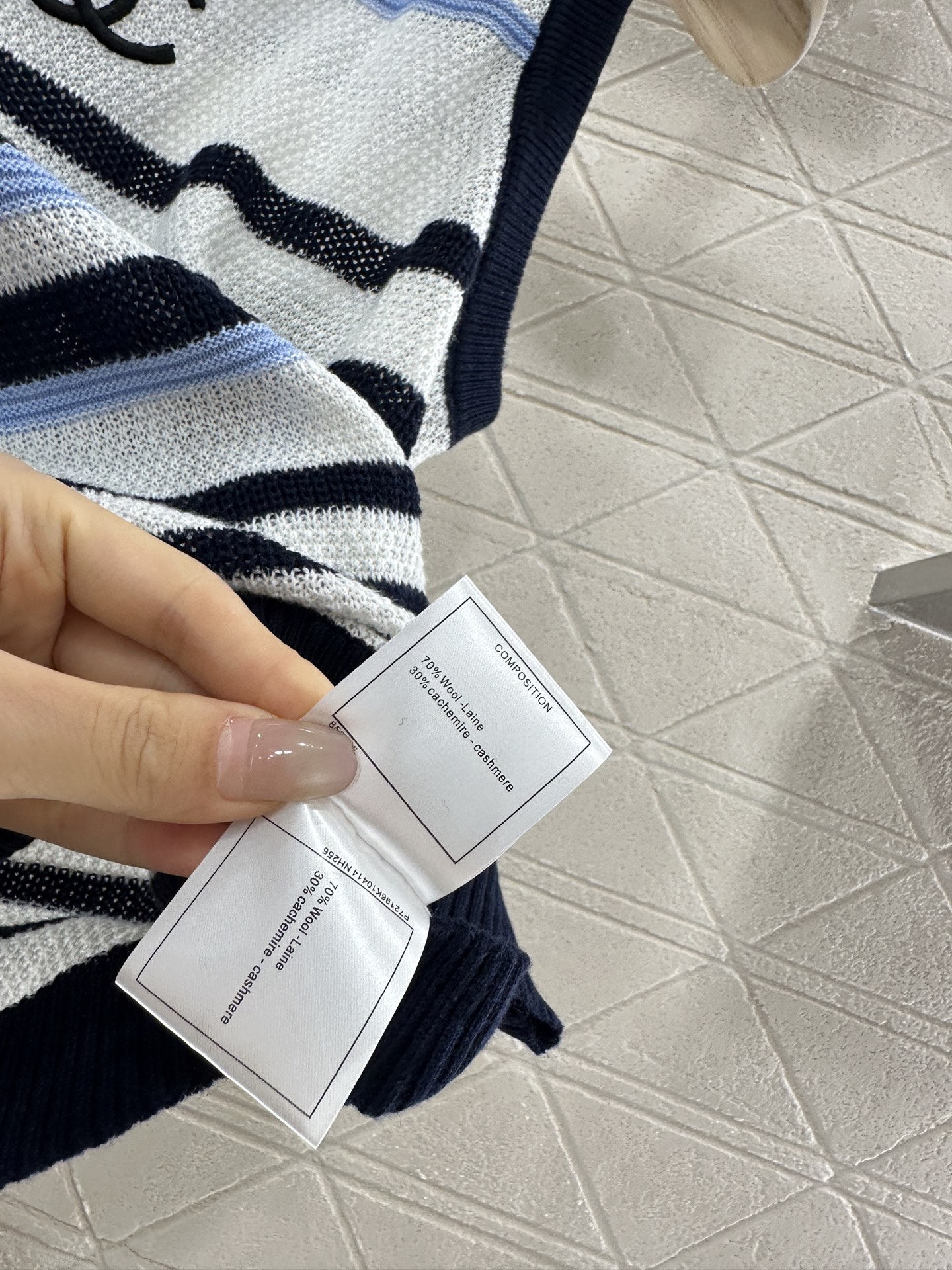 ♥Chane*♥2025新品上架
       条纹针织背心
定制YB羊毛纱线织造 柔软亲肤 舒适有型 