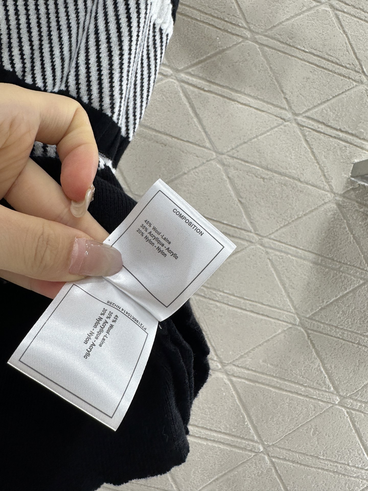 ♥Chane*♥2025新品上架
     挂脖条纹针织背心
定制YB羊毛纱线织造 柔软亲肤 舒适有型 