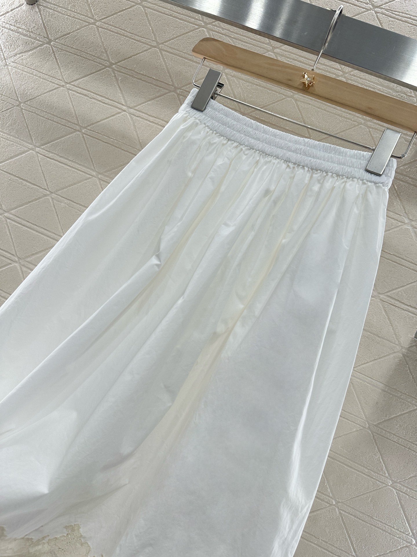 ♥Miumi*♥2025新品上架
   素色蕾丝花边半裙
定制YB斜纹全棉材质 质感舒适细腻 高腰弹力半