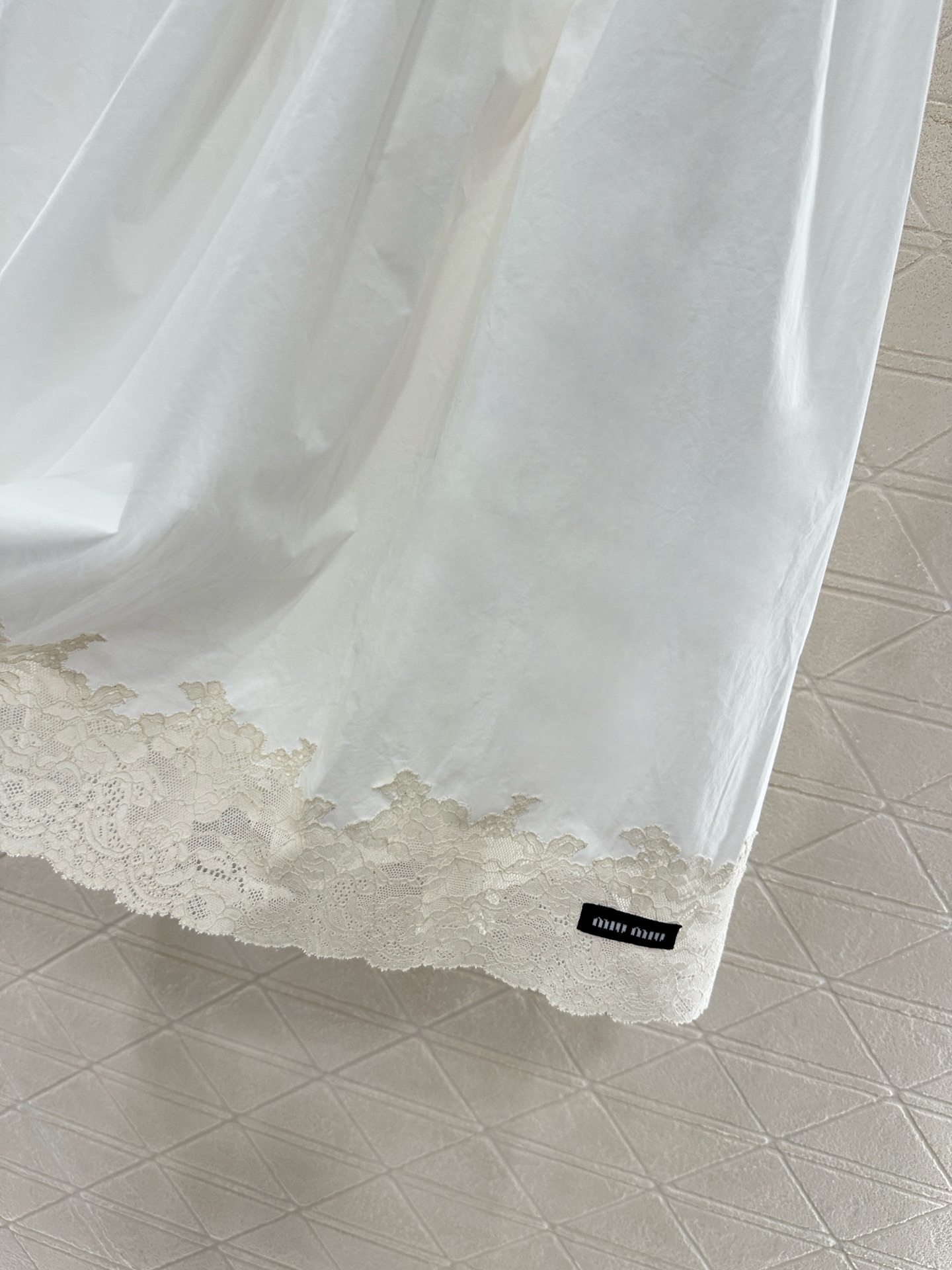♥Miumi*♥2025新品上架
   素色蕾丝花边半裙
定制YB斜纹全棉材质 质感舒适细腻 高腰弹力半