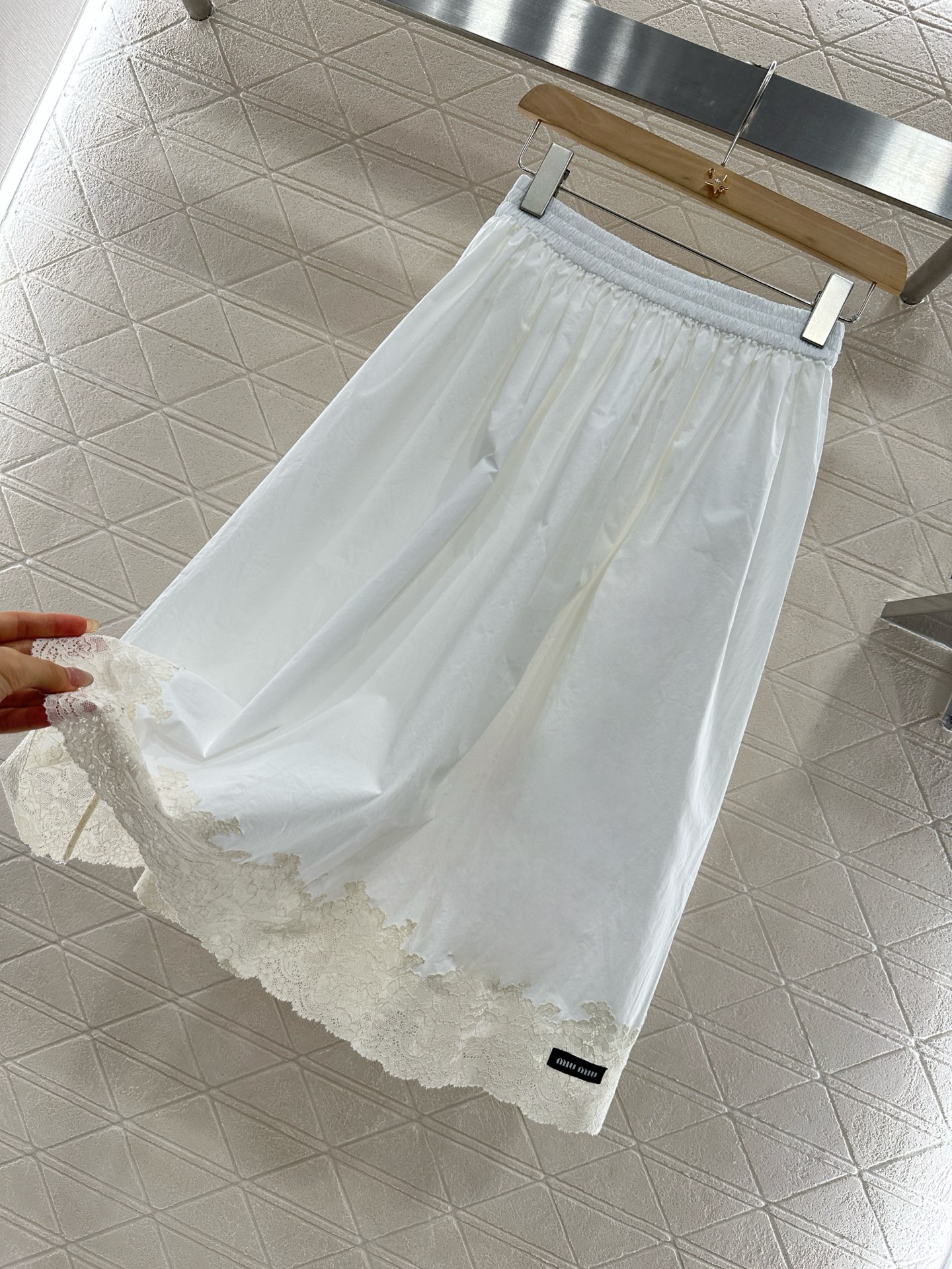 ♥Miumi*♥2025新品上架
   素色蕾丝花边半裙
定制YB斜纹全棉材质 质感舒适细腻 高腰弹力半