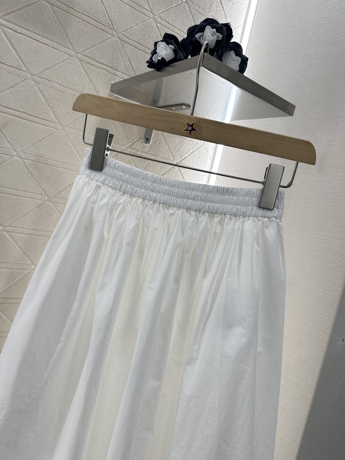 ♥Miumi*♥2025新品上架
   素色蕾丝花边半裙
定制YB斜纹全棉材质 质感舒适细腻 高腰弹力半