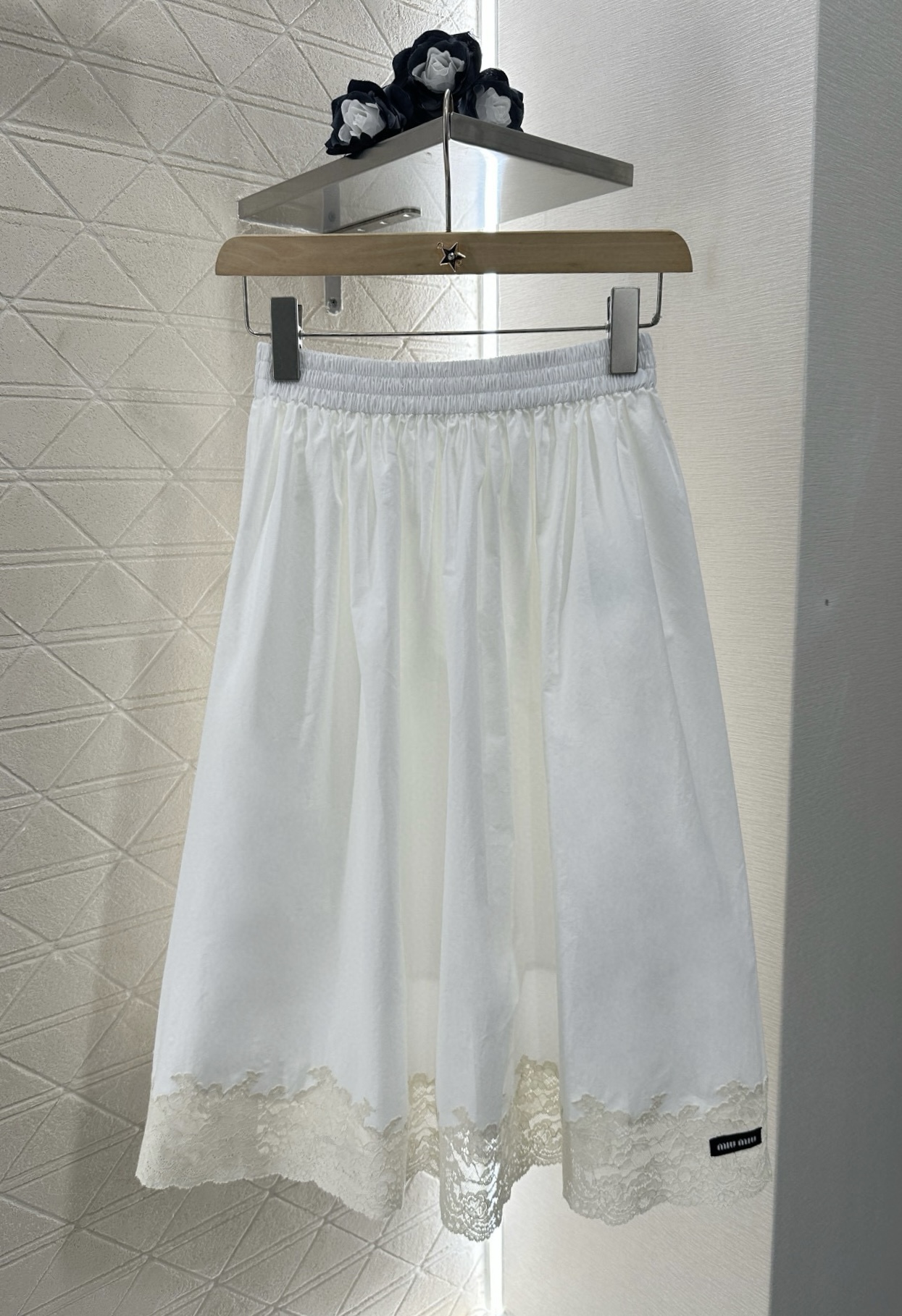 ♥Miumi*♥2025新品上架
   素色蕾丝花边半裙
定制YB斜纹全棉材质 质感舒适细腻 高腰弹力半