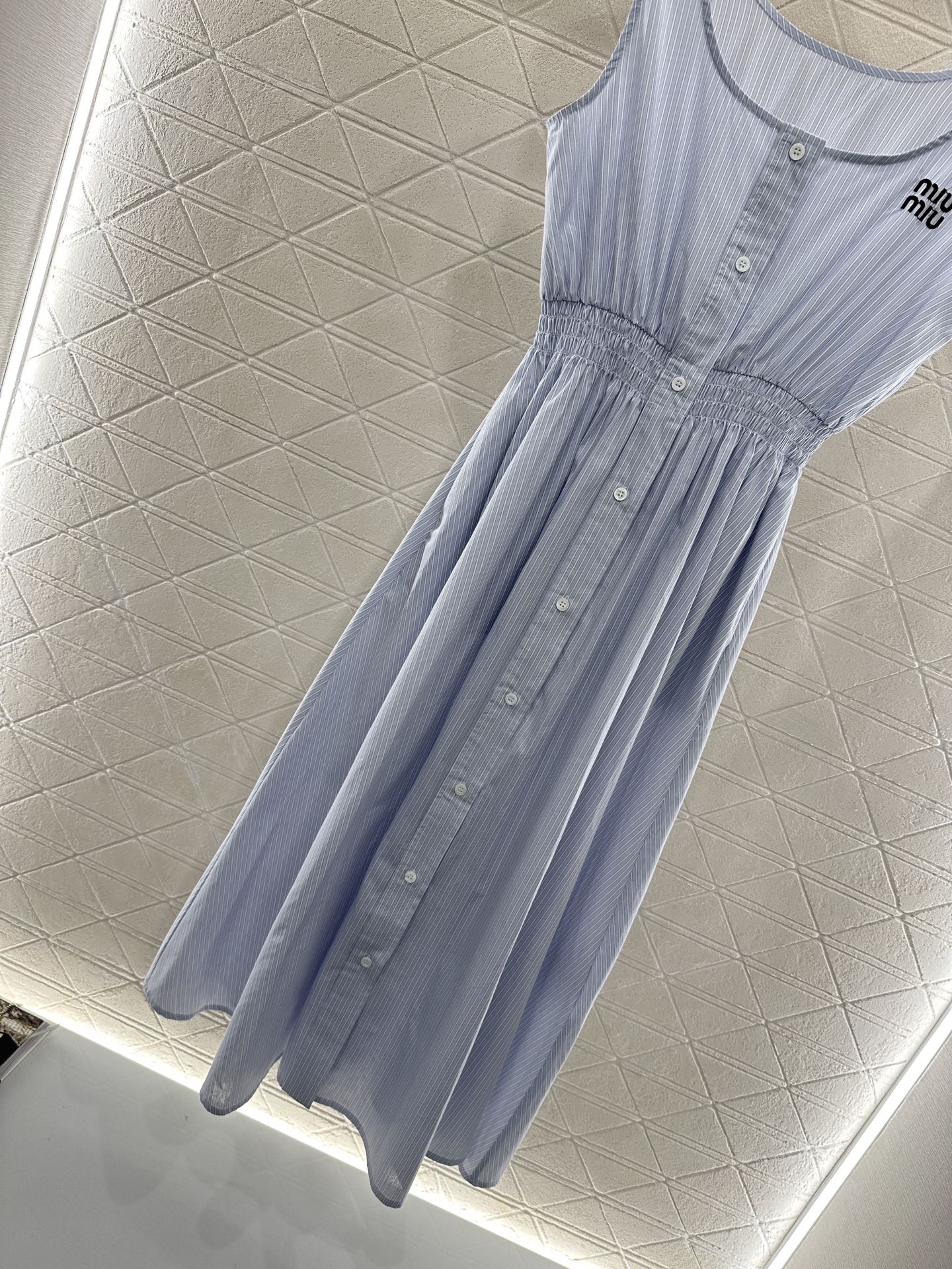 ♥Miumi*♥2025新品上架
      条纹背心裙
定制YB斜纹全棉材质 透气舒适 穿搭时髦 U领