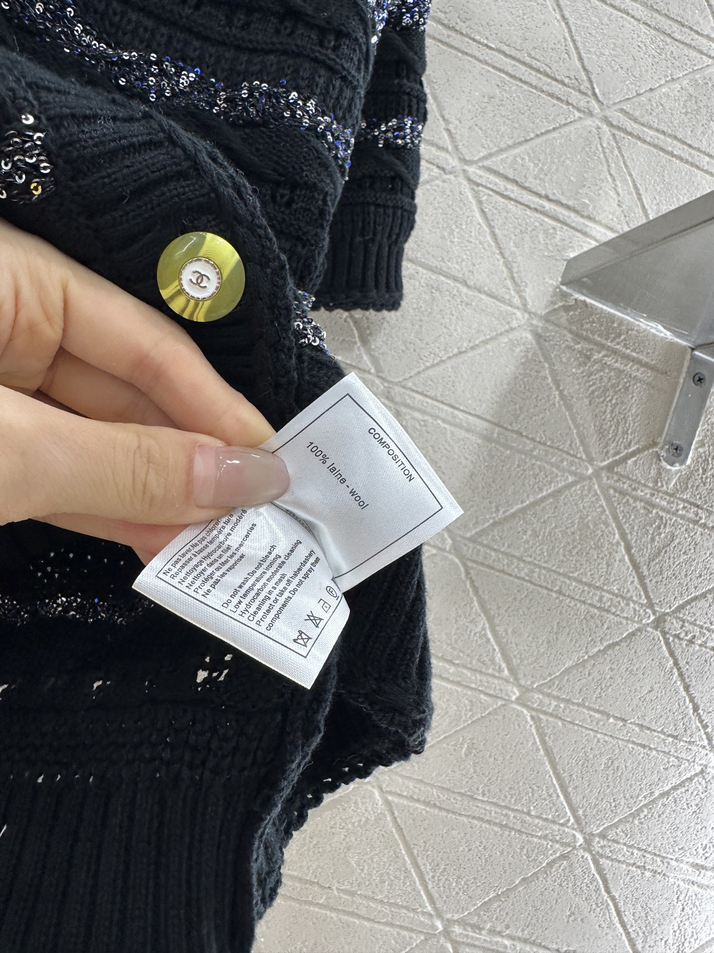♥Chane*♥2025新品上架
    亮片条纹针织短袖开衫
定制YB羊毛纱线织造 柔软亲肤 舒适有型