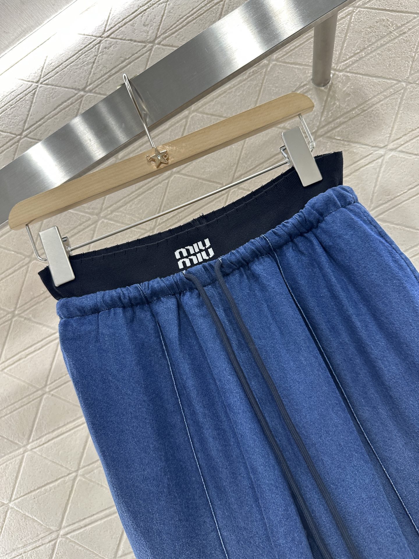 ♥Miumi*♥2025新品上架
      抽绳牛仔阔腿长裤
定制YB进口天丝棉牛仔材质 酵素水洗工艺