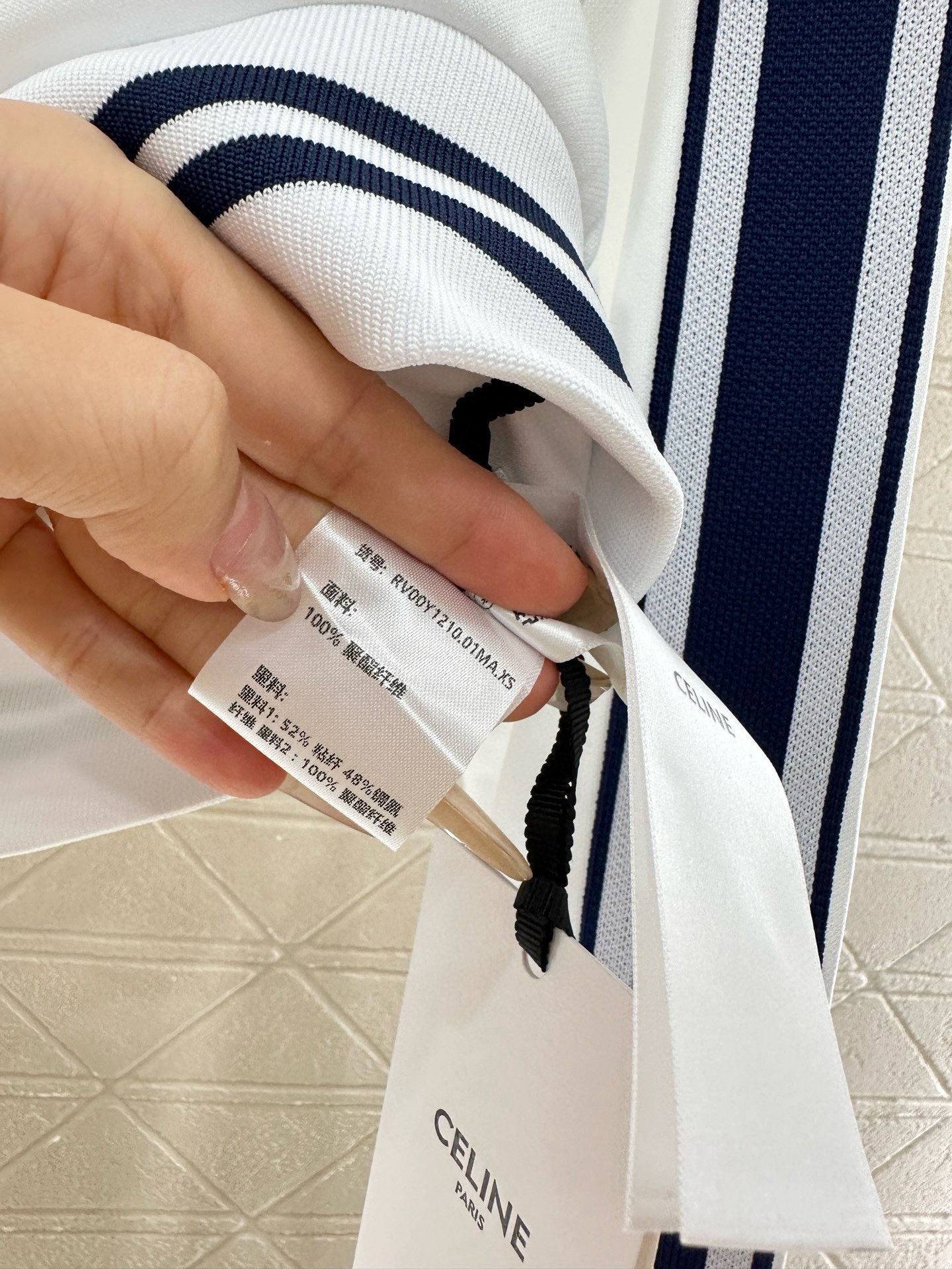 ♥Celin*♥2025新品上架
    织带撞色休闲夹克
定制YB进口材质 质感高级 品相十足 经典棒