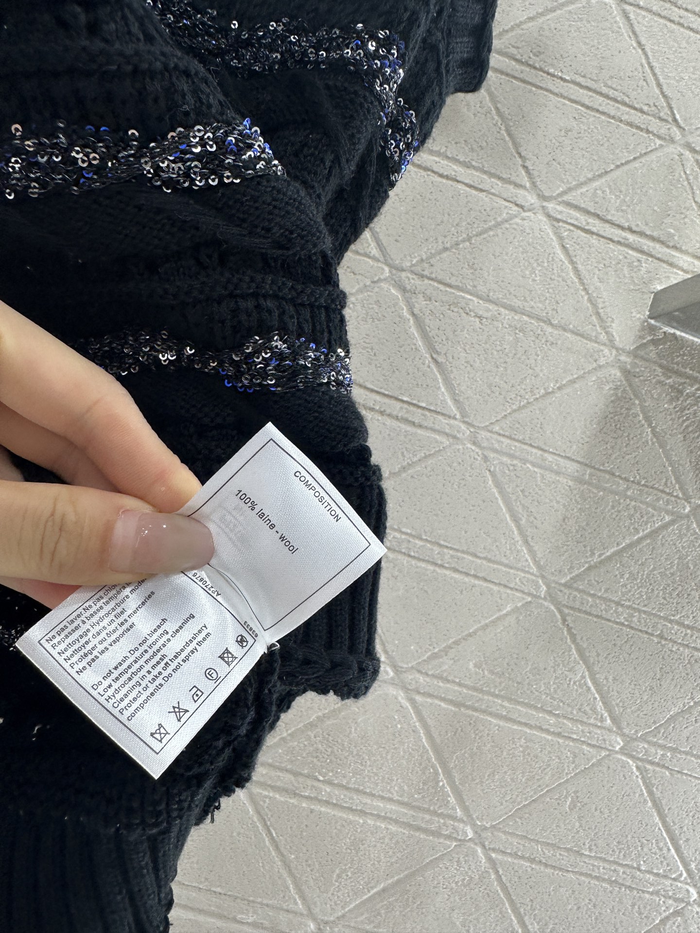 ♥Chane*♥2025新品上架
     亮片条纹针织背心
定制YB羊毛纱线织造 柔软亲肤 舒适有型 