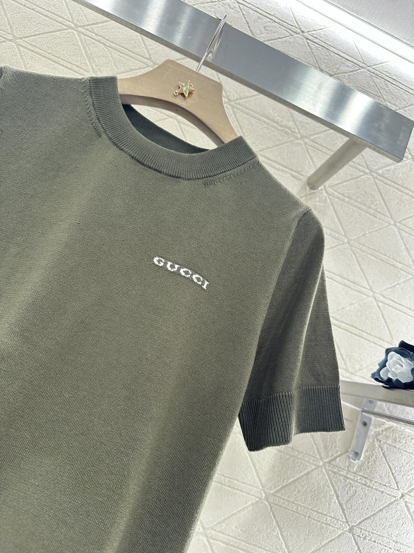 ♥Gucc*♥2025新品上架
    徽标字母针织短袖
定制YB丝毛纱线织造 柔软亲肤 舒适有型 圆领