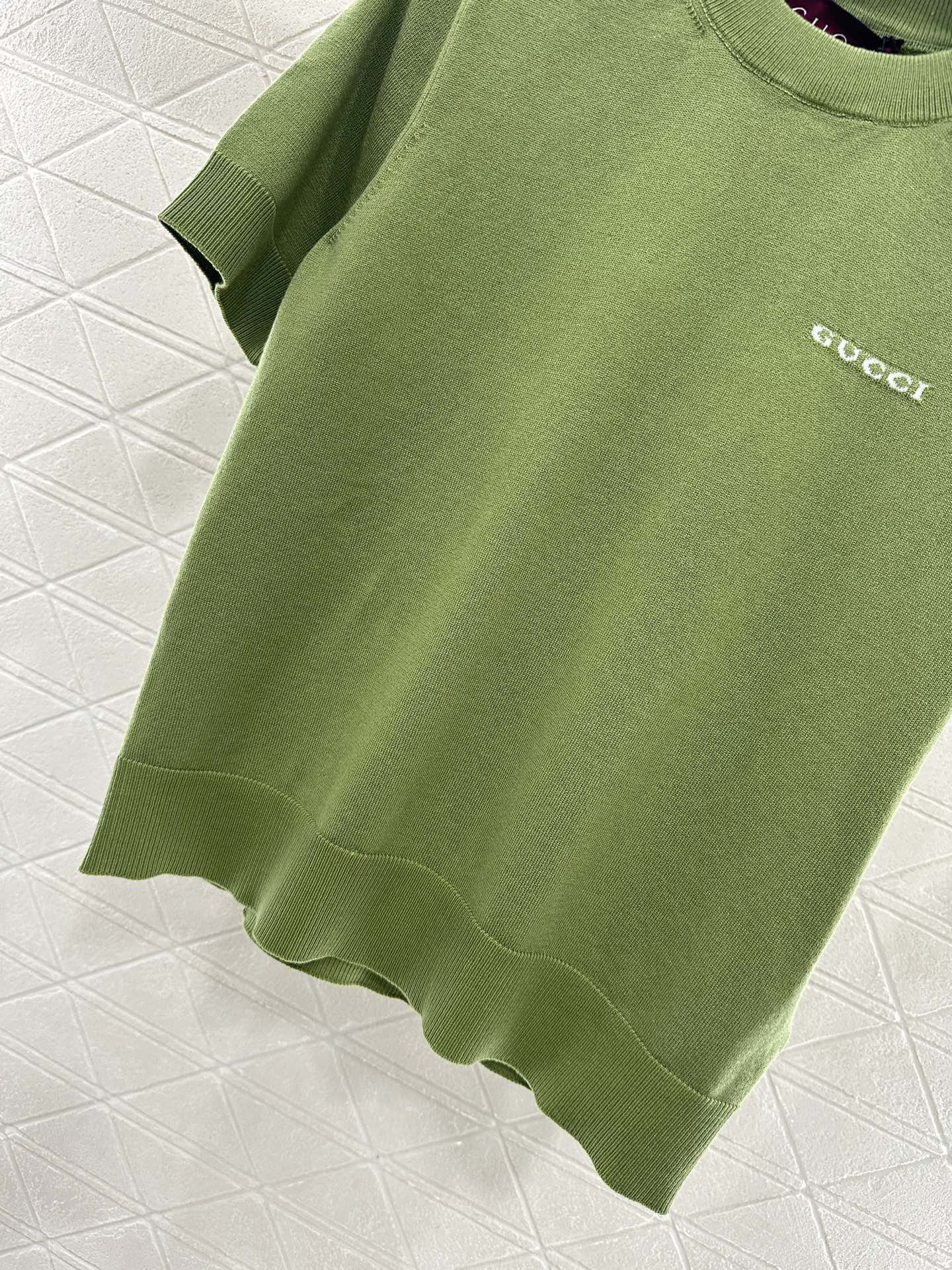 ♥Gucc*♥2025新品上架
    徽标字母针织短袖
定制YB丝毛纱线织造 柔软亲肤 舒适有型 圆领