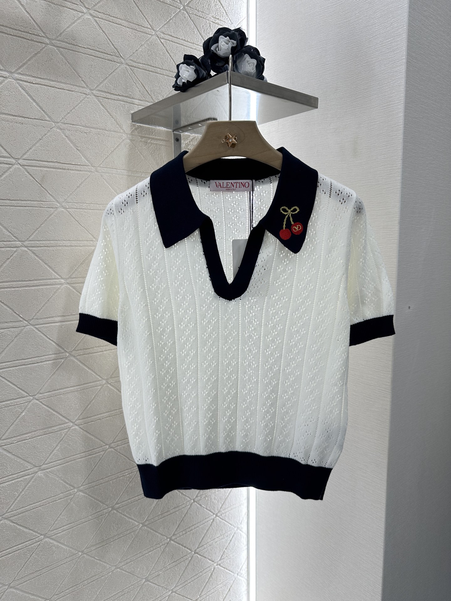 ♥Valentin*♥2025新品上架
      樱桃针织翻领短袖
定制YB全棉纱线织造 质感高级 透