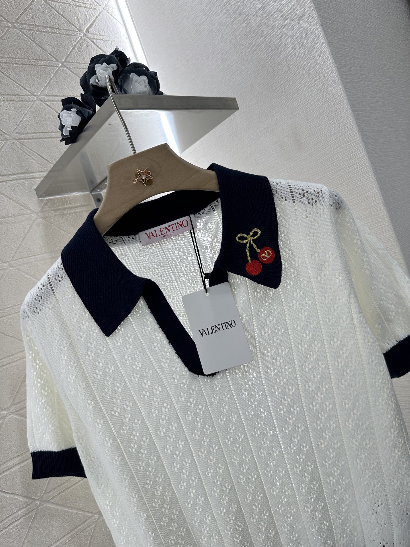 ♥Valentin*♥2025新品上架
      樱桃针织翻领短袖
定制YB全棉纱线织造 质感高级 透