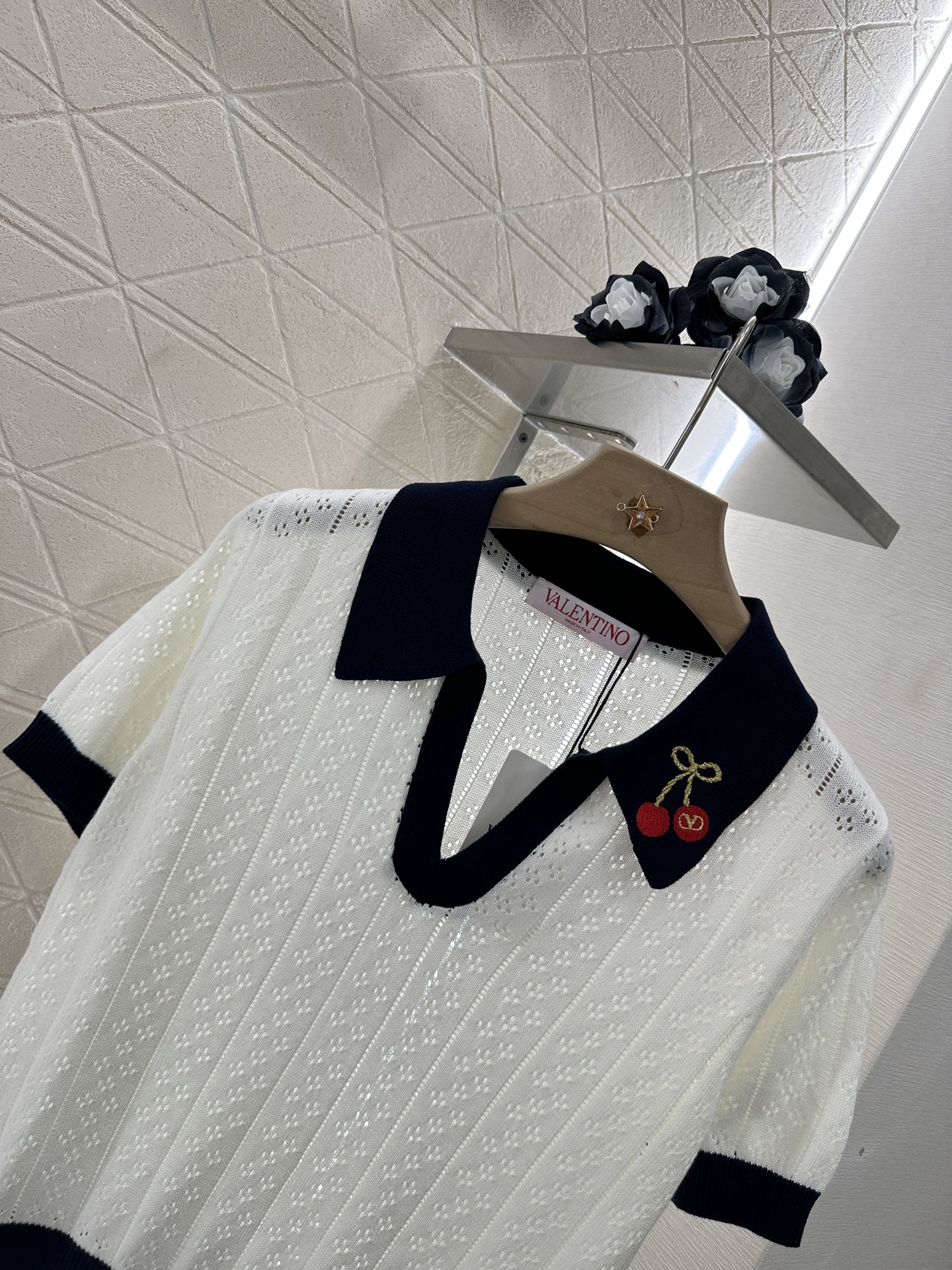 ♥Valentin*♥2025新品上架
      樱桃针织翻领短袖
定制YB全棉纱线织造 质感高级 透