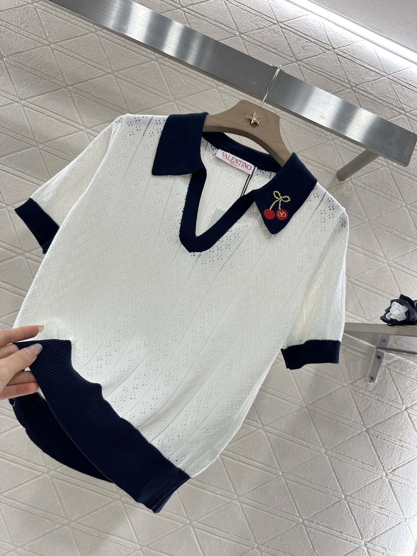 ♥Valentin*♥2025新品上架
      樱桃针织翻领短袖
定制YB全棉纱线织造 质感高级 透