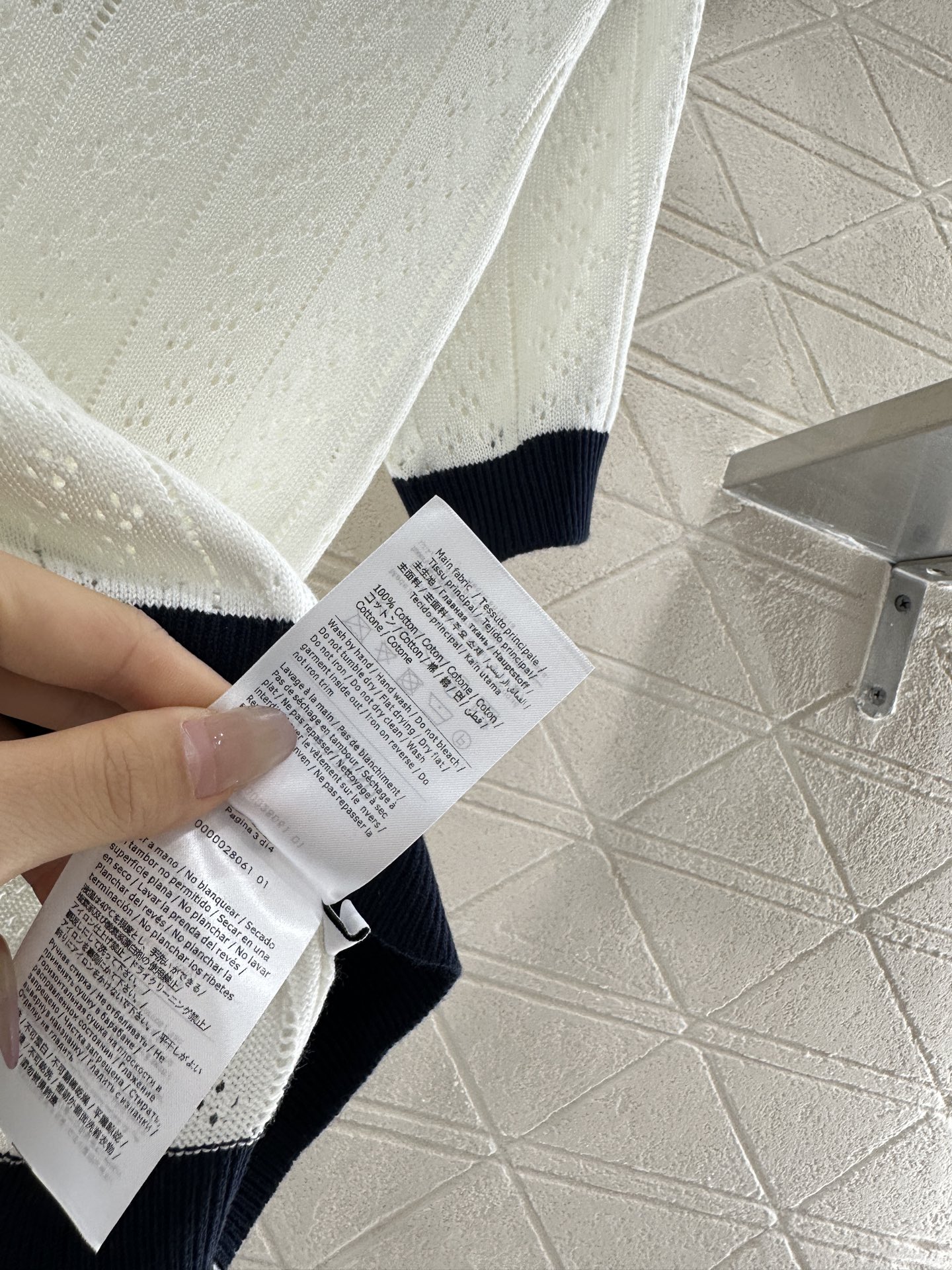♥Valentin*♥2025新品上架
      樱桃针织翻领短袖
定制YB全棉纱线织造 质感高级 透