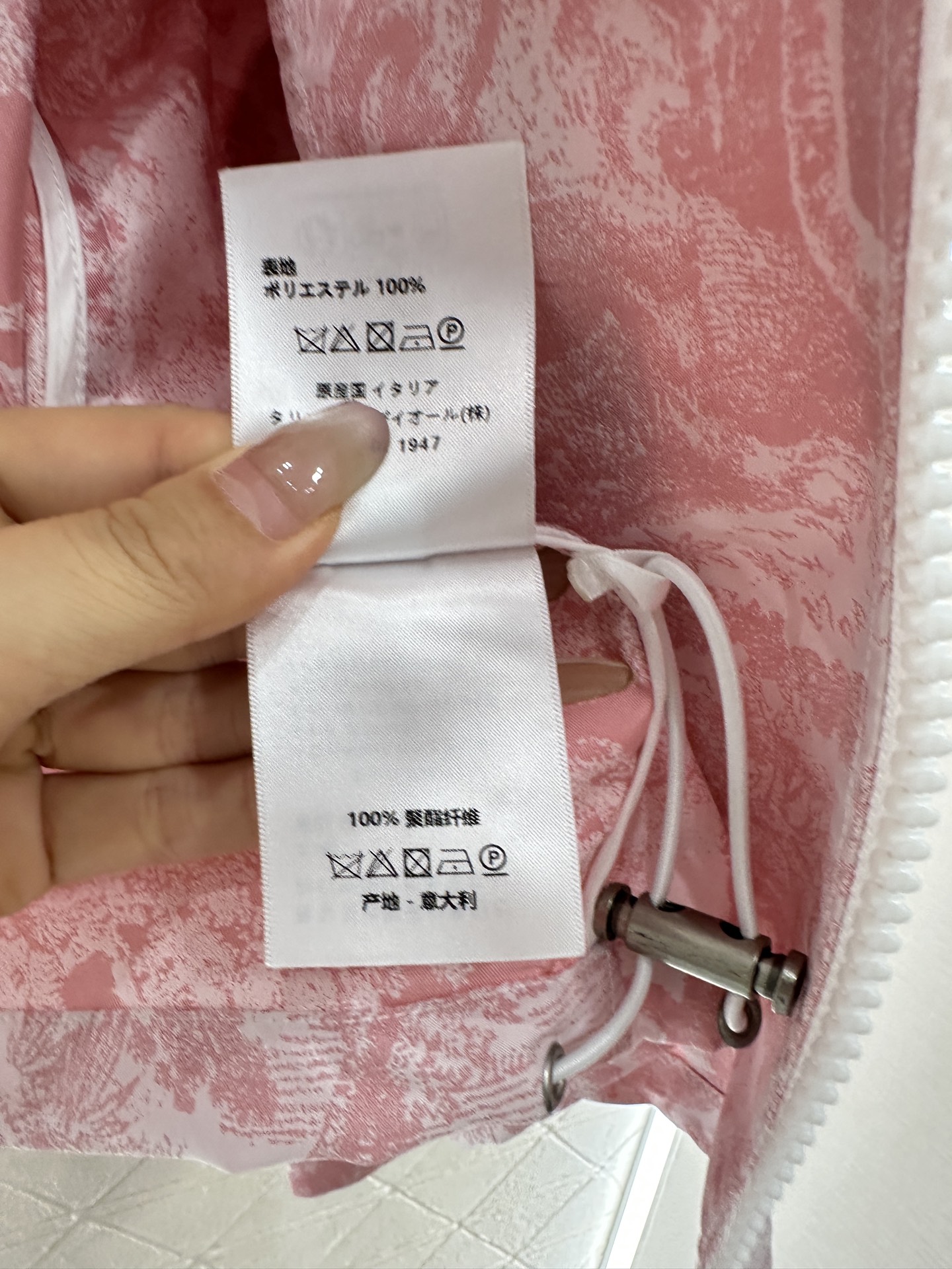 ♥Dio*♥2025新品上架
   提花冲锋夹克外套
定制YB进口提花冲锋材质 挺括有型 质感十足 夹克