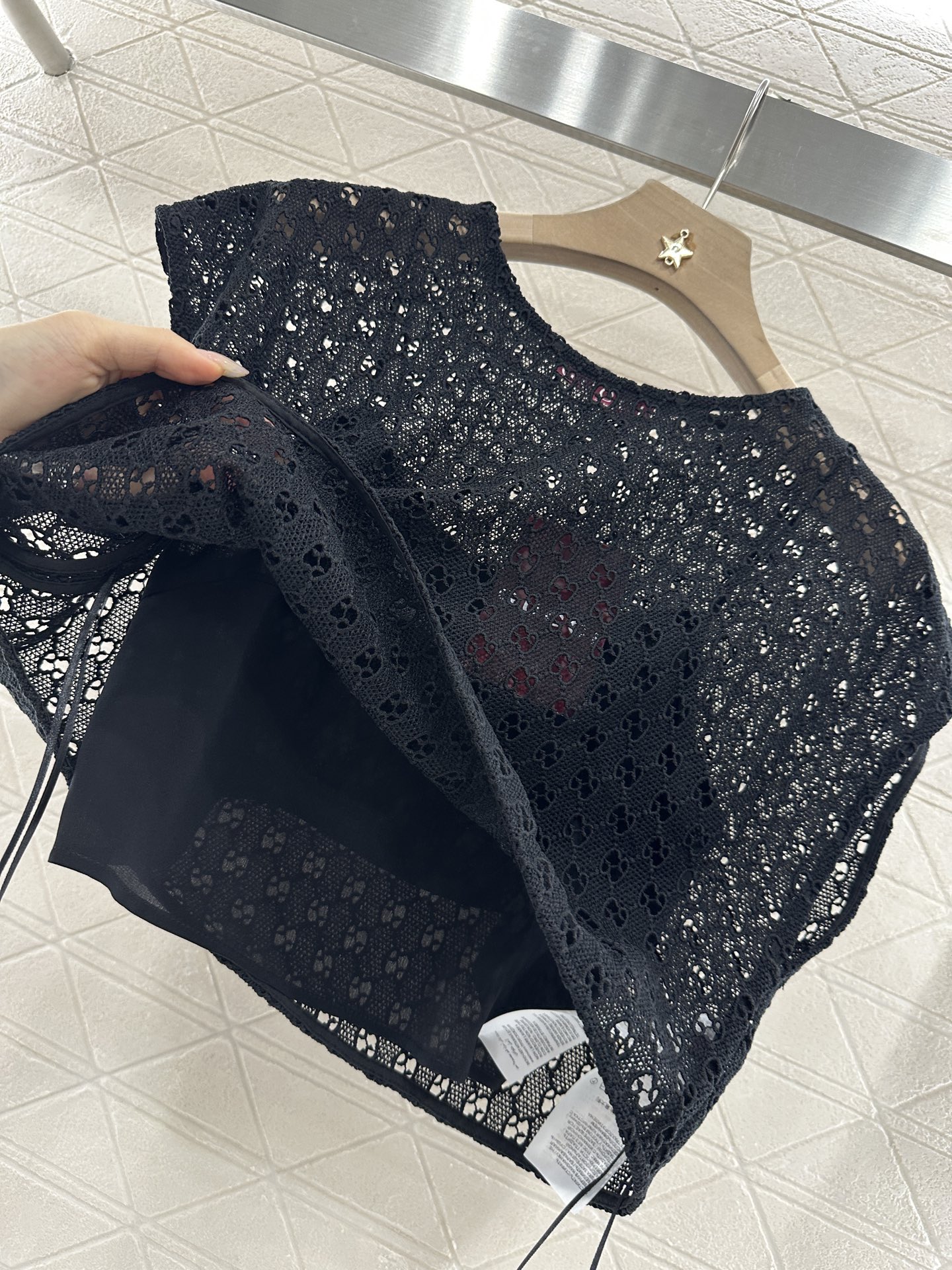 ♥Gucc*♥2025新品上架
  重工提花刺绣真丝套装
定制YB斜纹全棉提花刺绣 呈现出立体双G字母纹