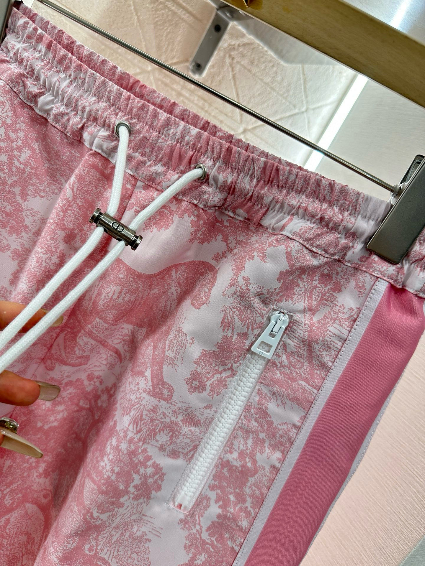 ♥Dio*♥2025新品上架
    提花织带拉链长裤
定制YB进口提花冲锋材质 质感高级 挺括有型 弹